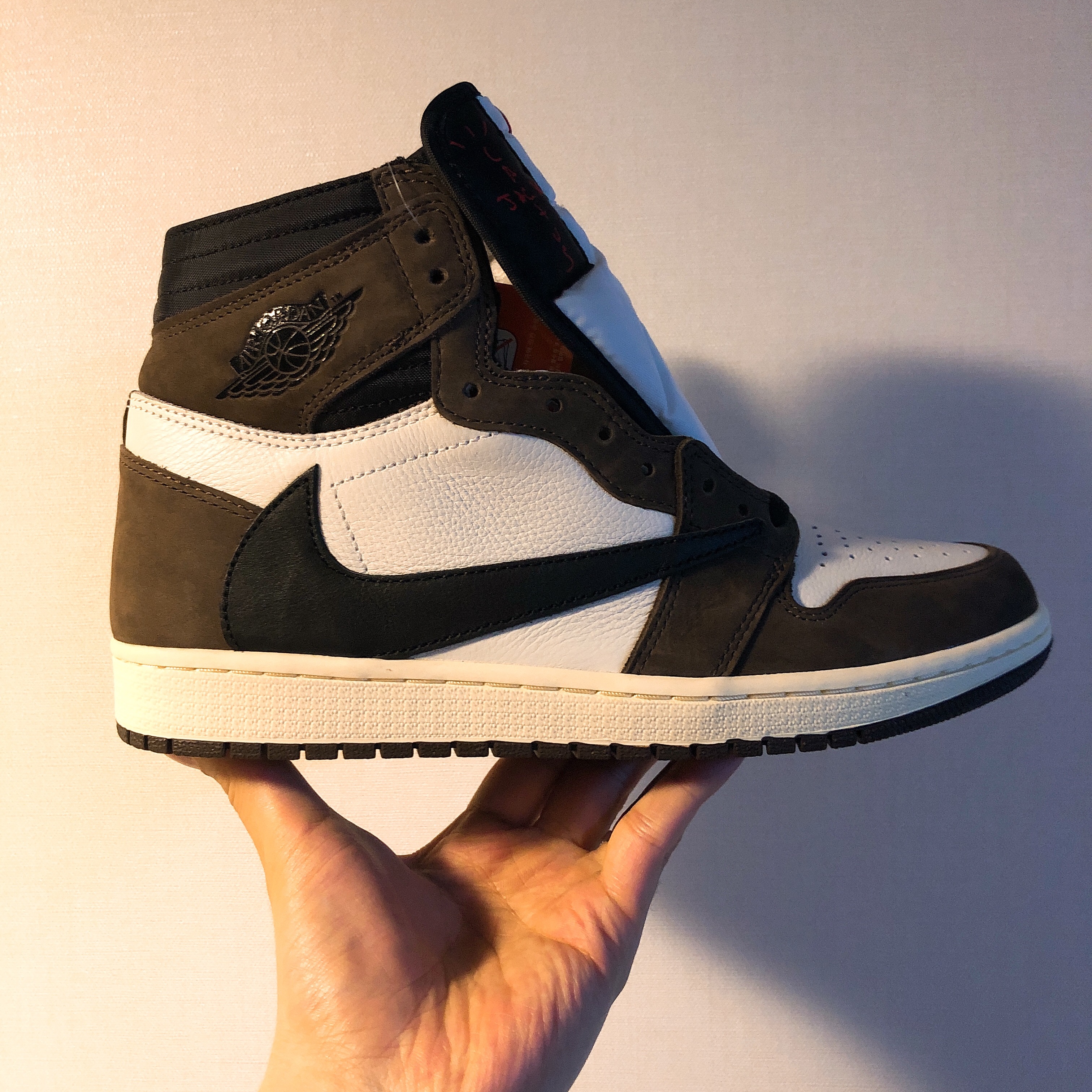 Jordan 1 x Travis Scott Retro High OG SP Mocha 착용 스타일 - 2