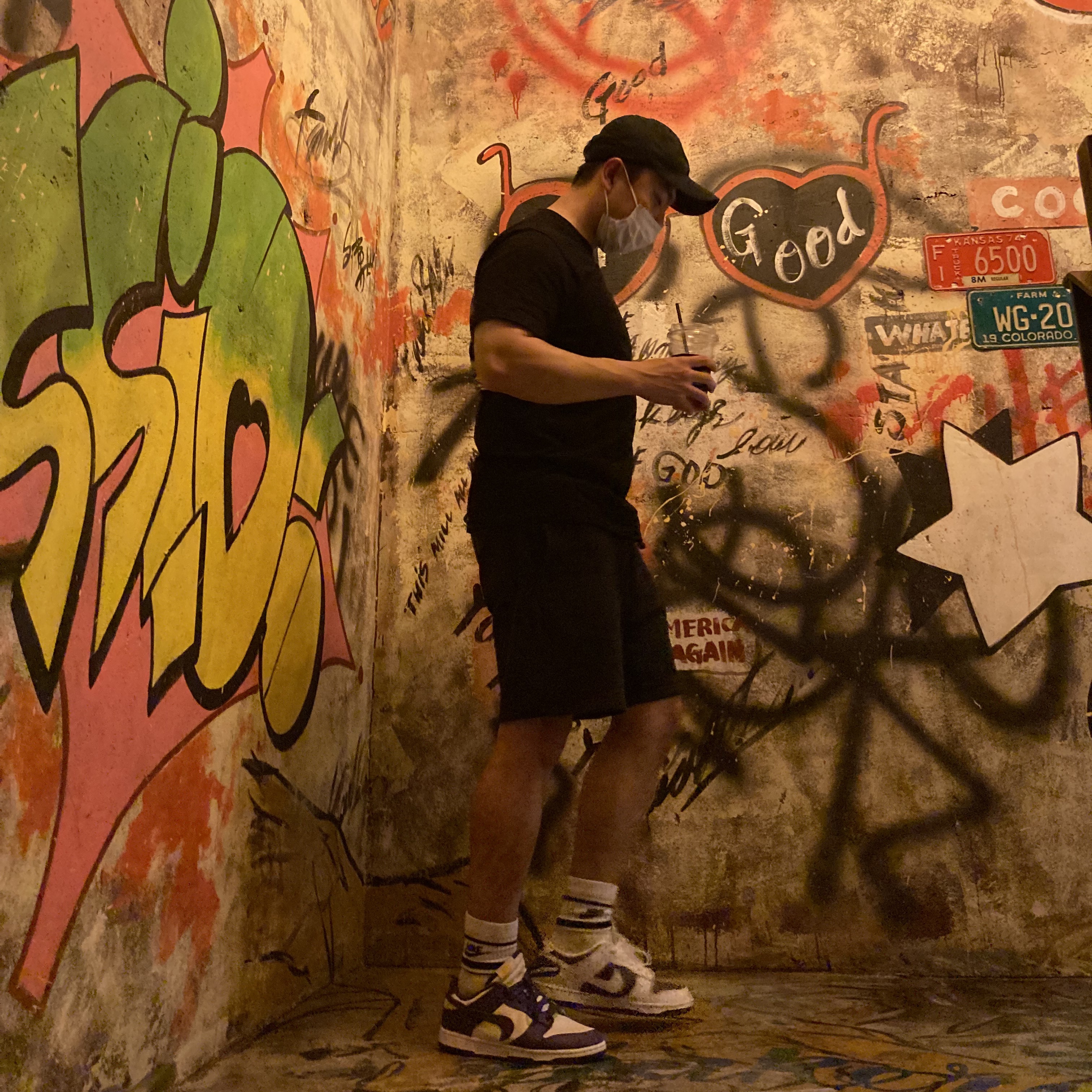 Stussy Desert Bloom T-Shirt Black, Essentials Sweatshorts Black - 21SS 착용 스타일