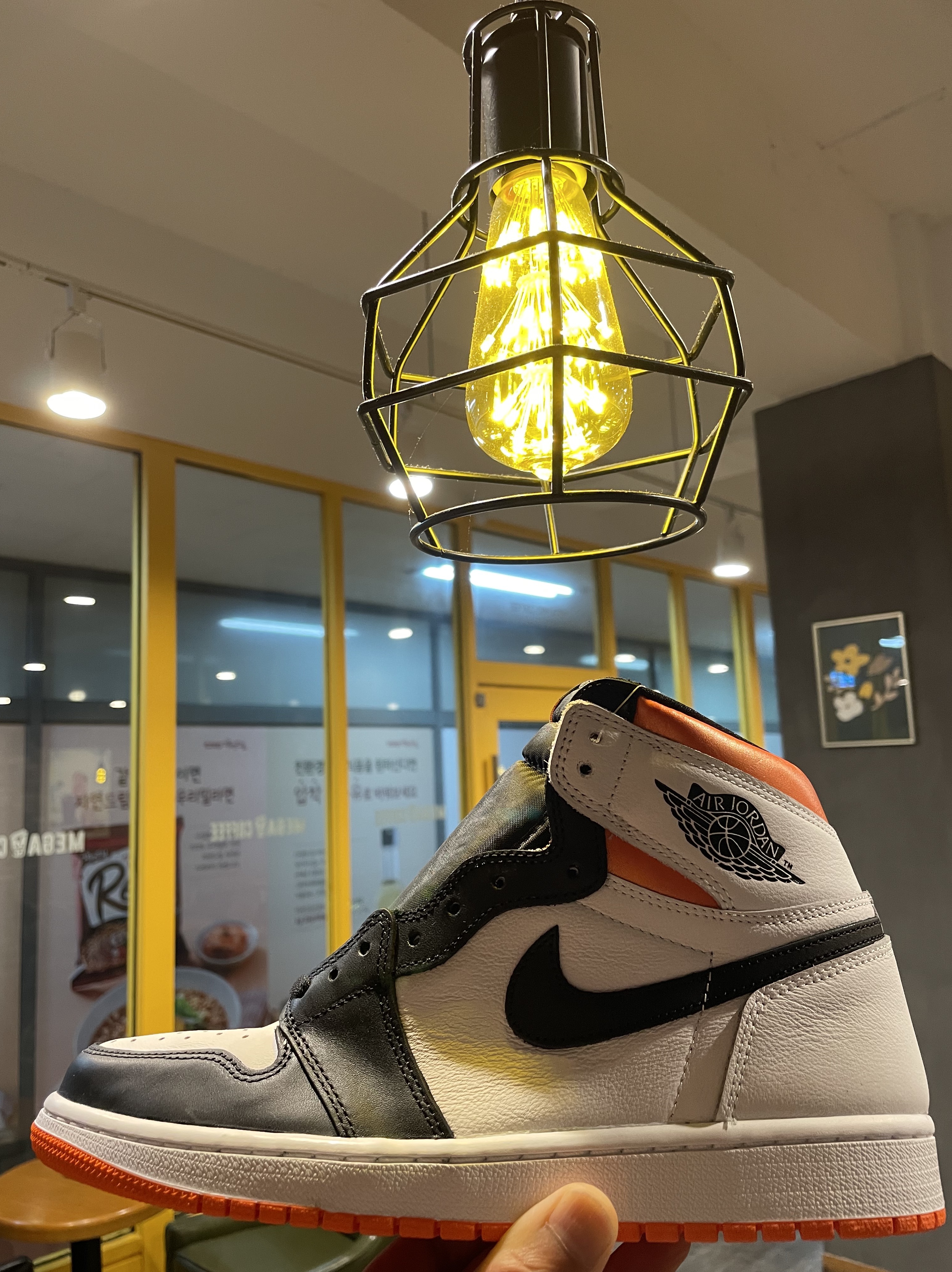 Jordan 1 Retro High OG Electro Orange 착용 스타일 - 2
