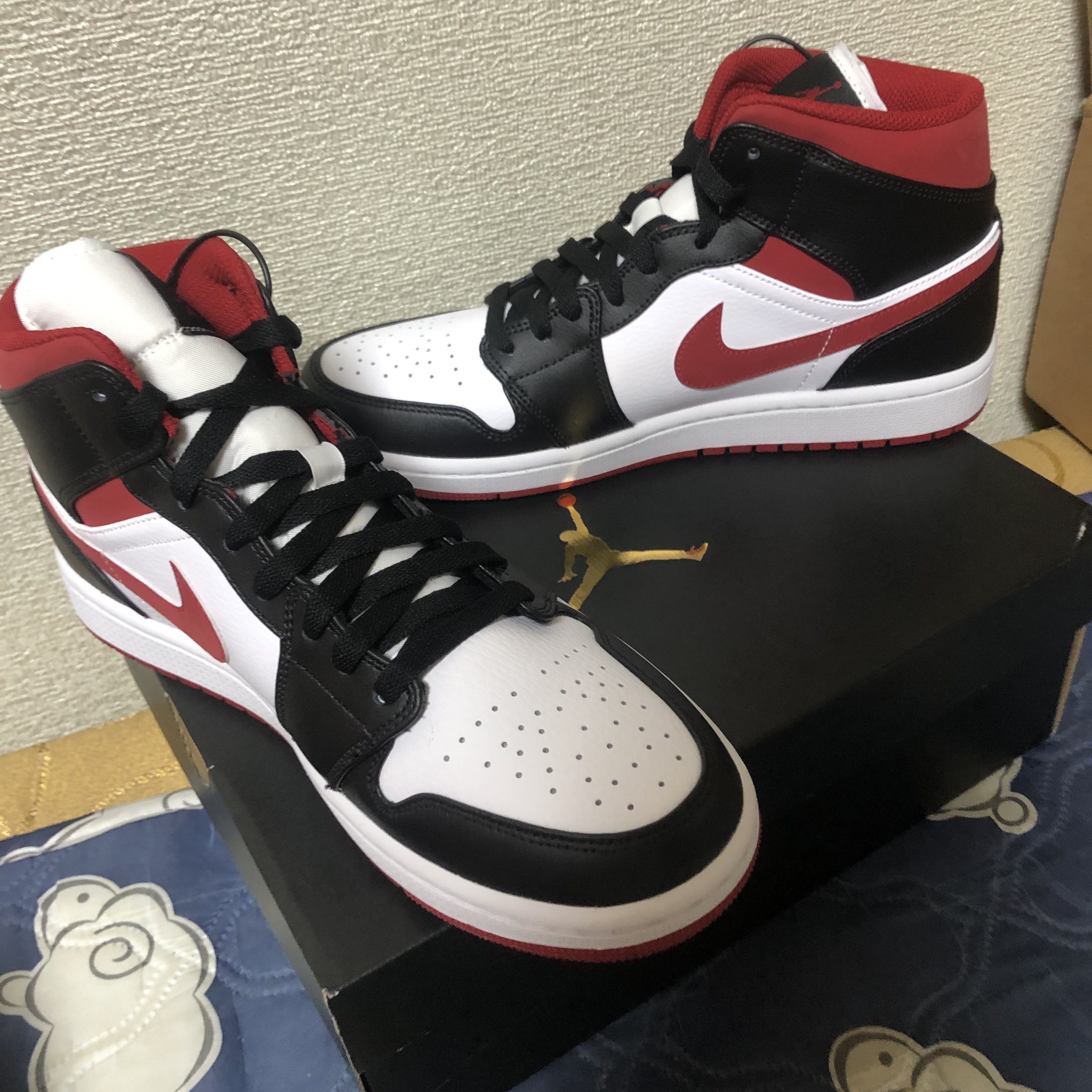 Jordan 1 Mid Gym Red Black White ์ฐฉ์ฉ ์คํ์ผ - 4