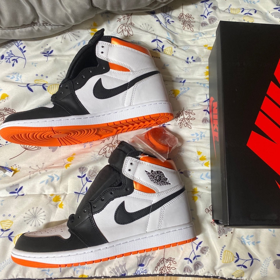 Jordan 1 Retro High OG Electro Orange 착용 스타일