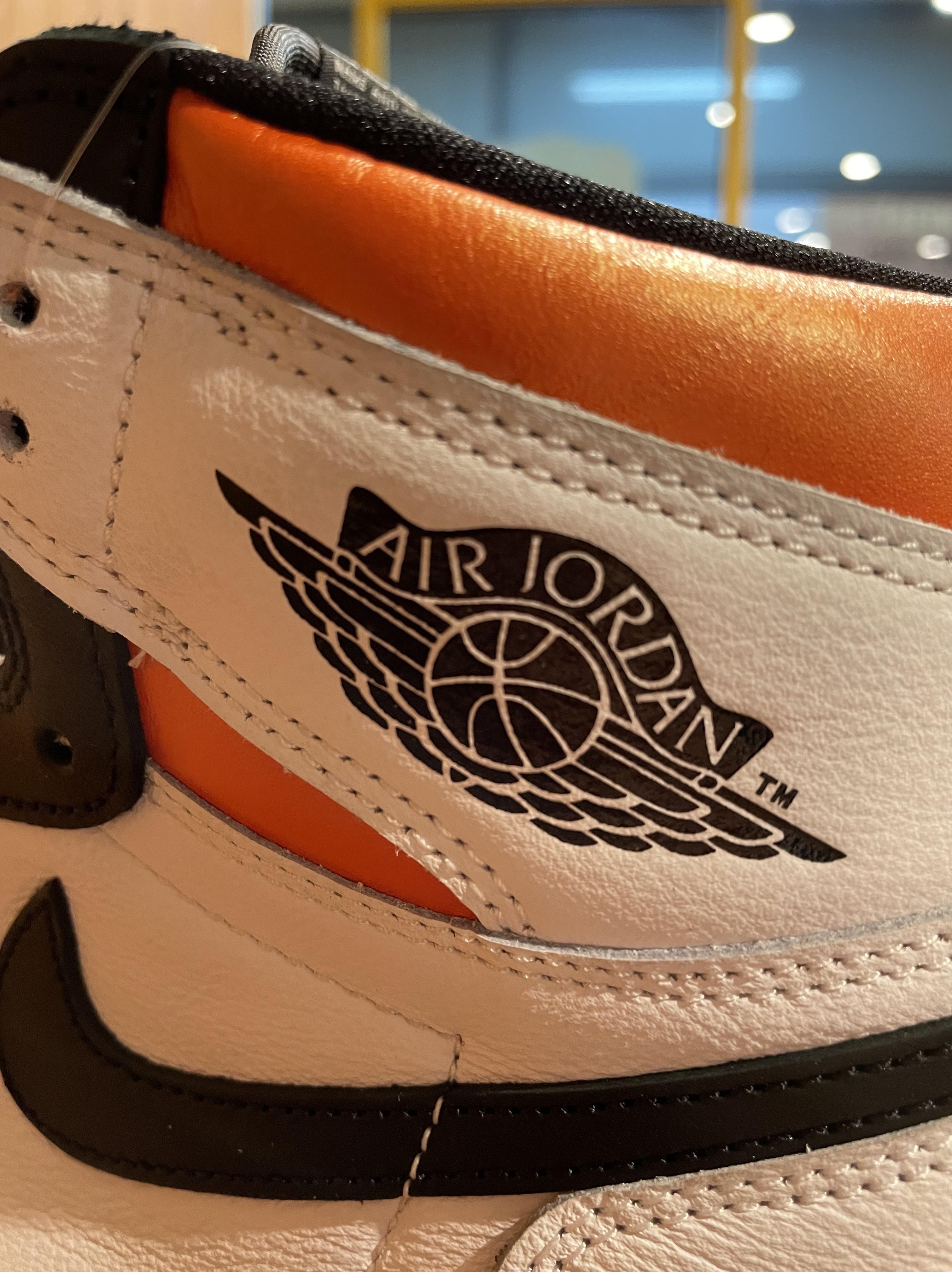 Jordan 1 Retro High OG Electro Orange 착용 스타일 - 4