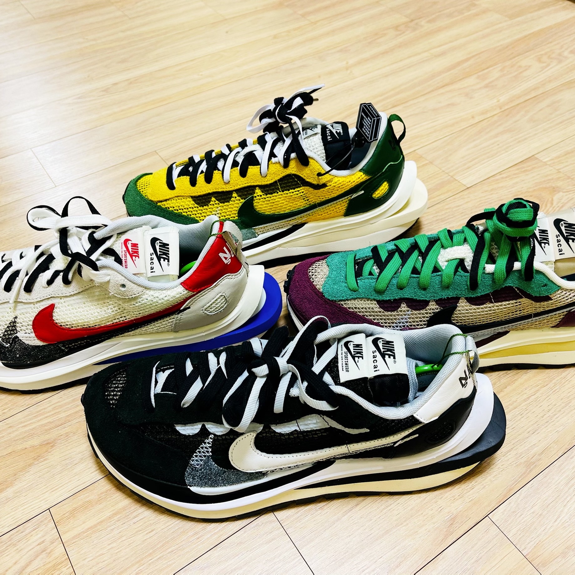 Nike x Sacai VaporWaffle Tour Yellow & Gorge Green Sail, Nike x Sacai VaporWaffle String & Black Villain Red 착용 스타일 - 2
