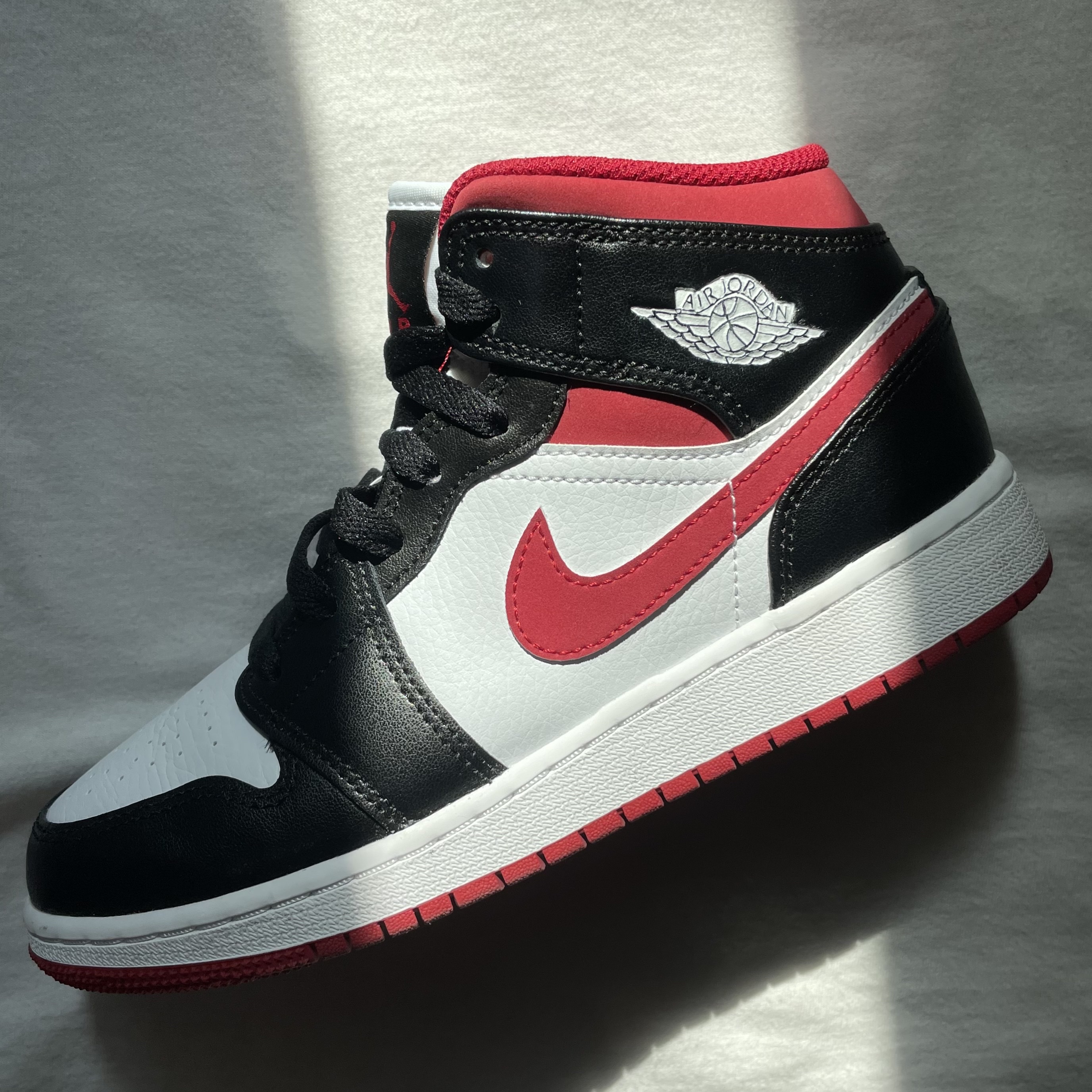 Jordan 1 Mid Gym Red Black White, (GS) Jordan 1 Mid Gym Red Black White 착용 스타일