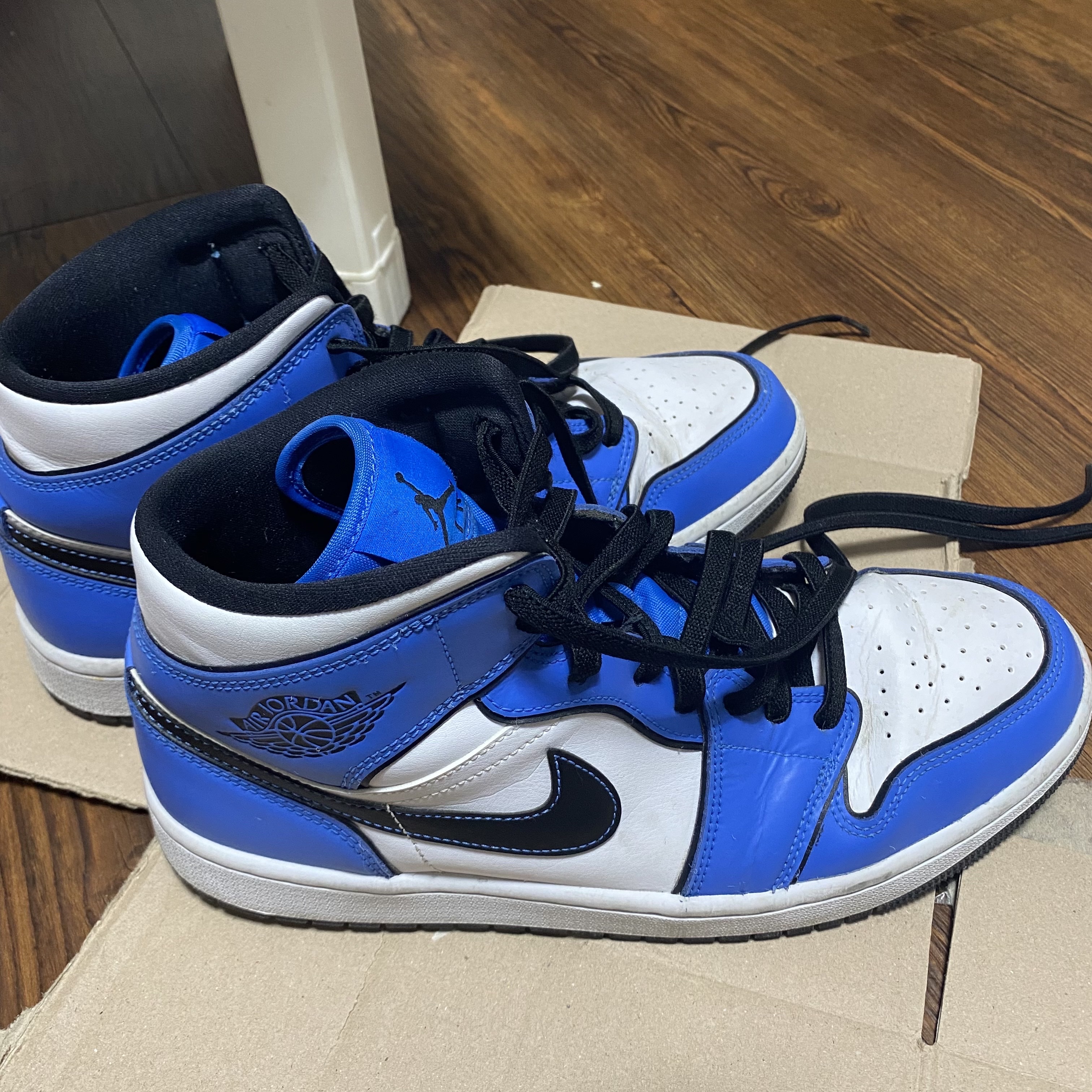 Jordan 1 Mid SE Signal Blue 착용 스타일
