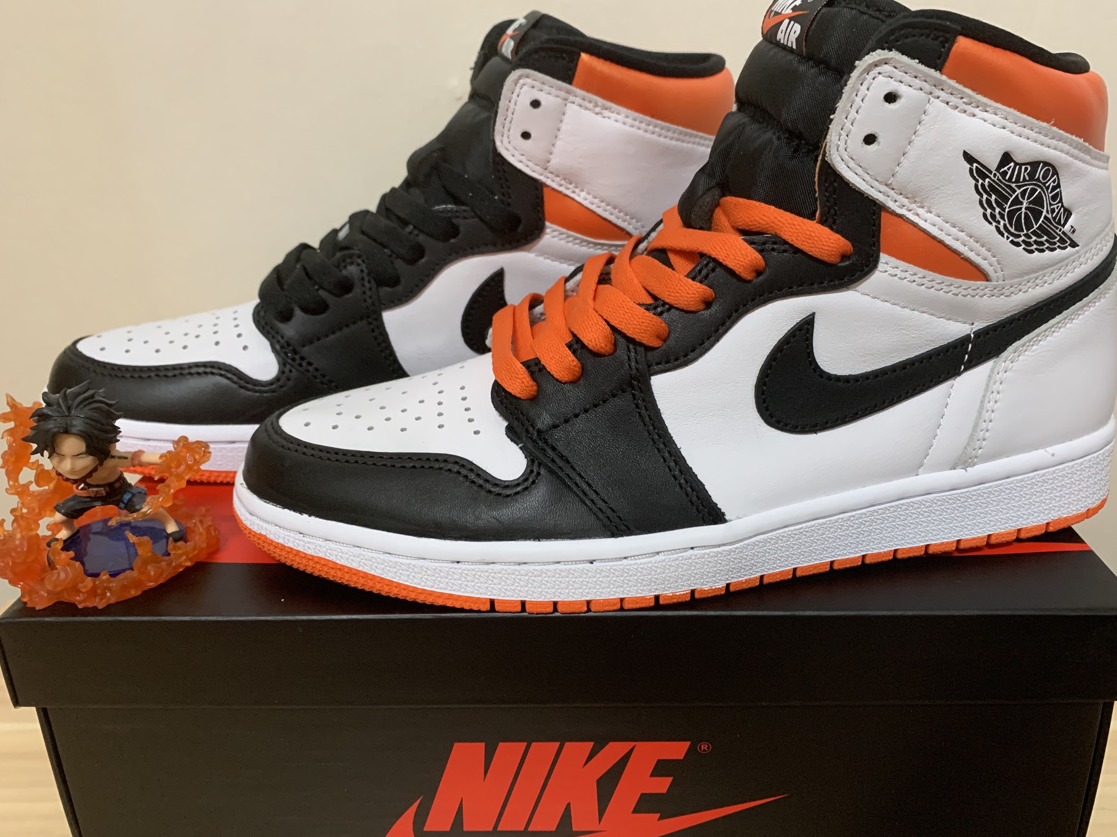 Jordan 1 Retro High OG Electro Orange 착용 스타일
