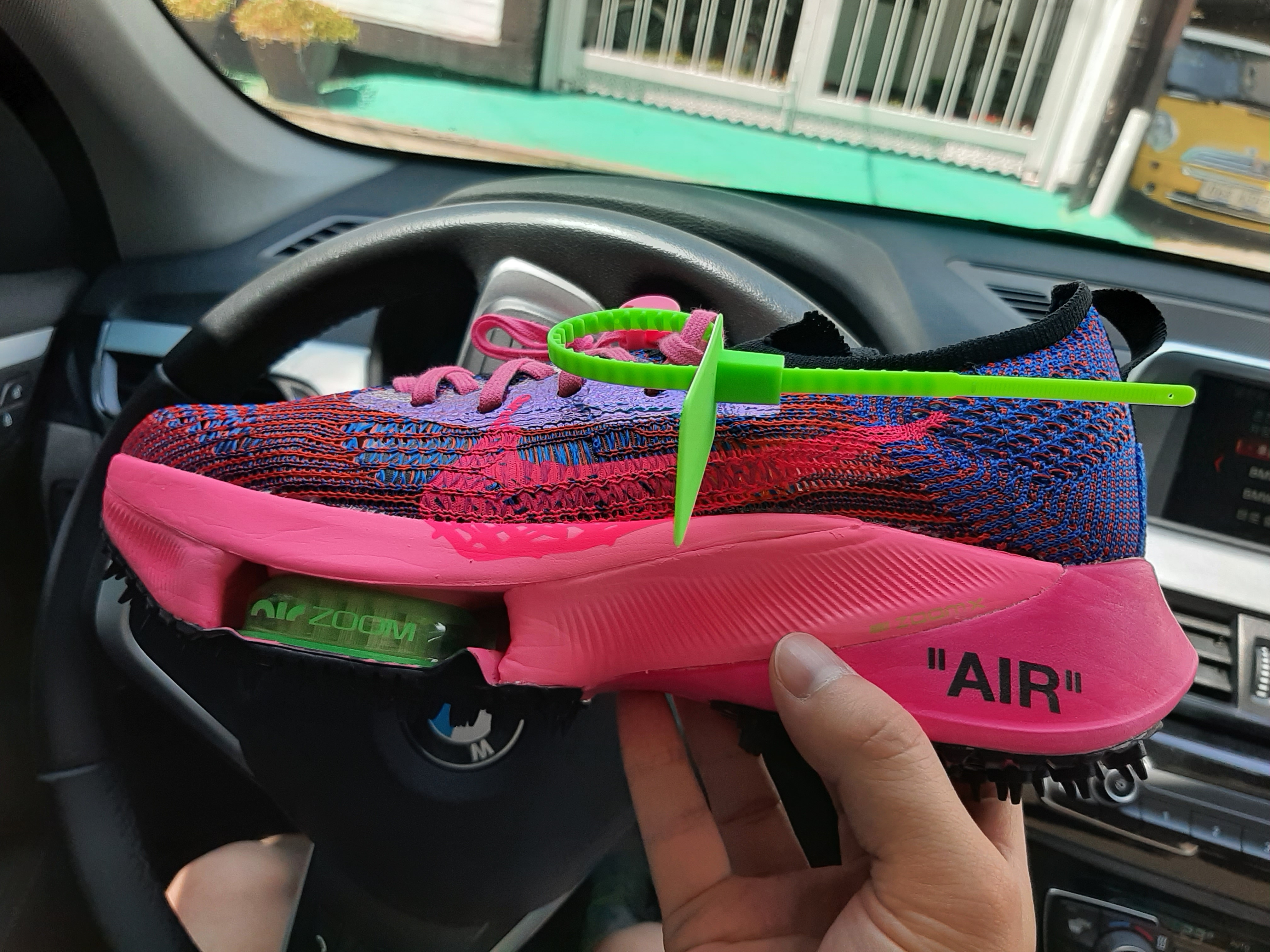 Nike x Off-White Air Zoom Tempo Next% Pink Glow 착용 스타일 - 4