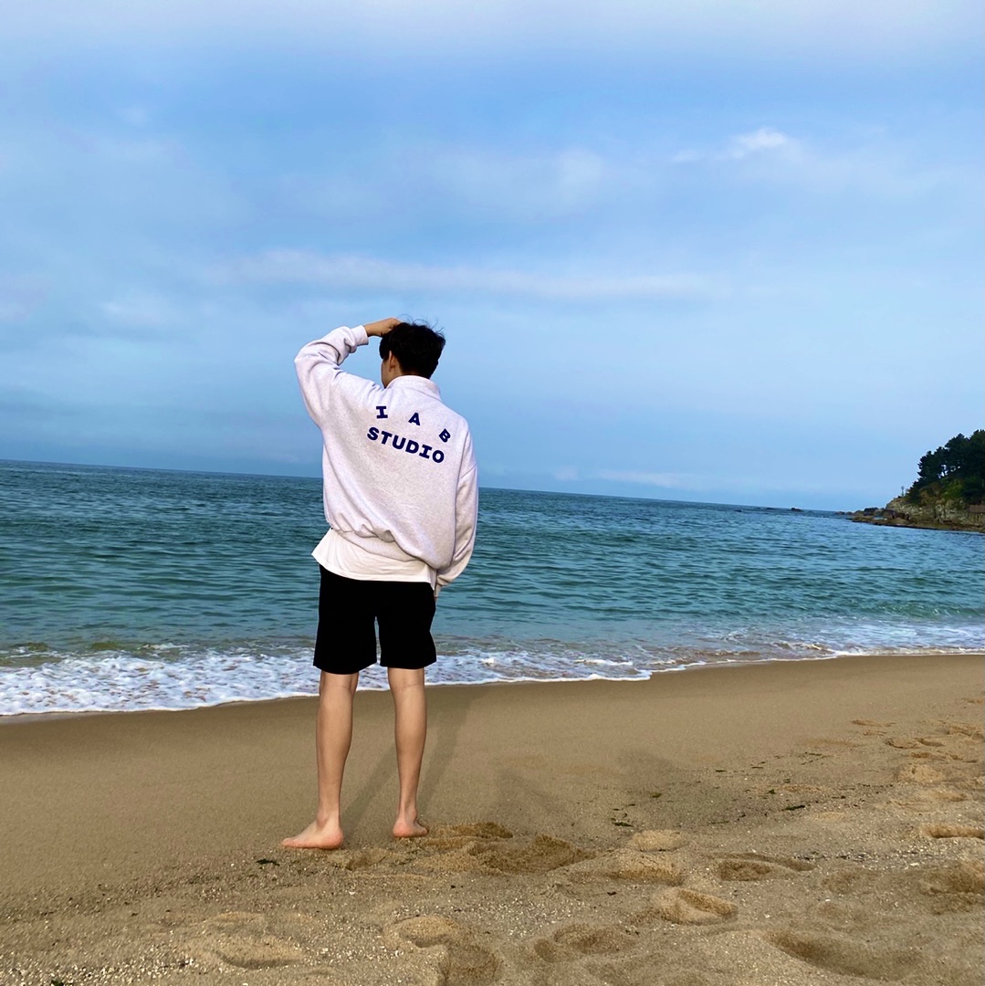 IAB Studio Half Zip Pullover Light Gray 착용 스타일