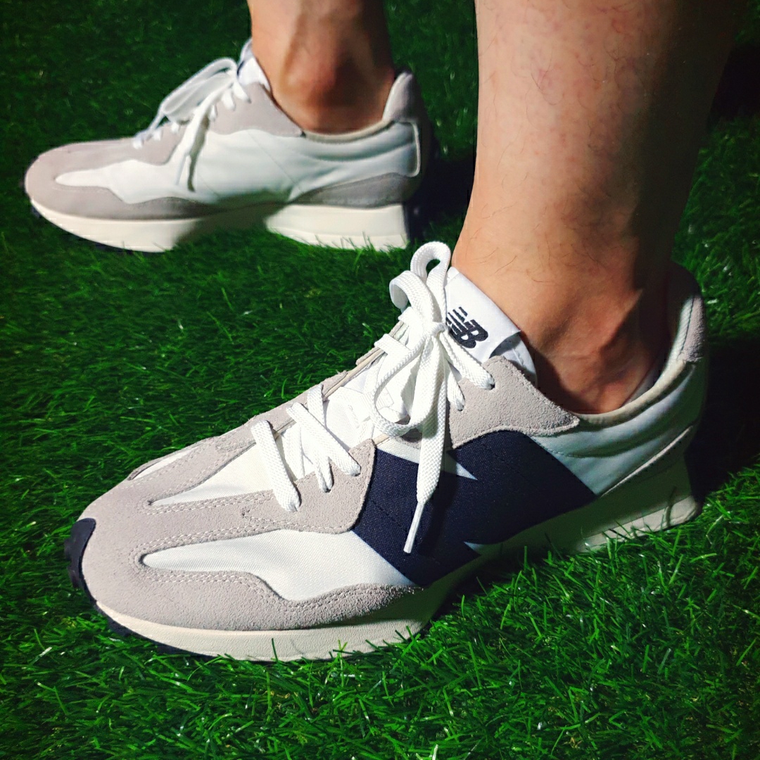 New Balance 327 White Black 착용 스타일 - 5