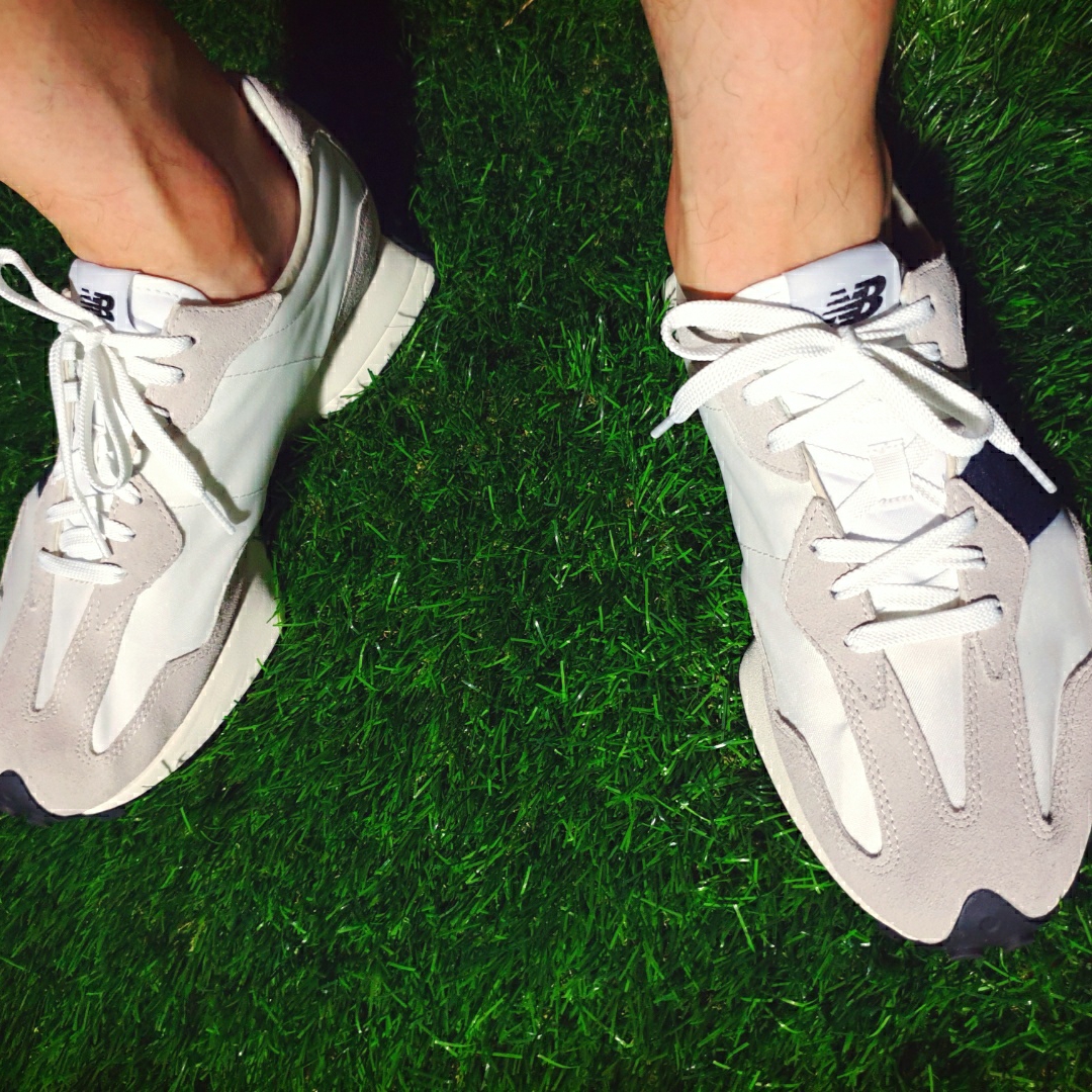 New Balance 327 White Black 착용 스타일 - 4
