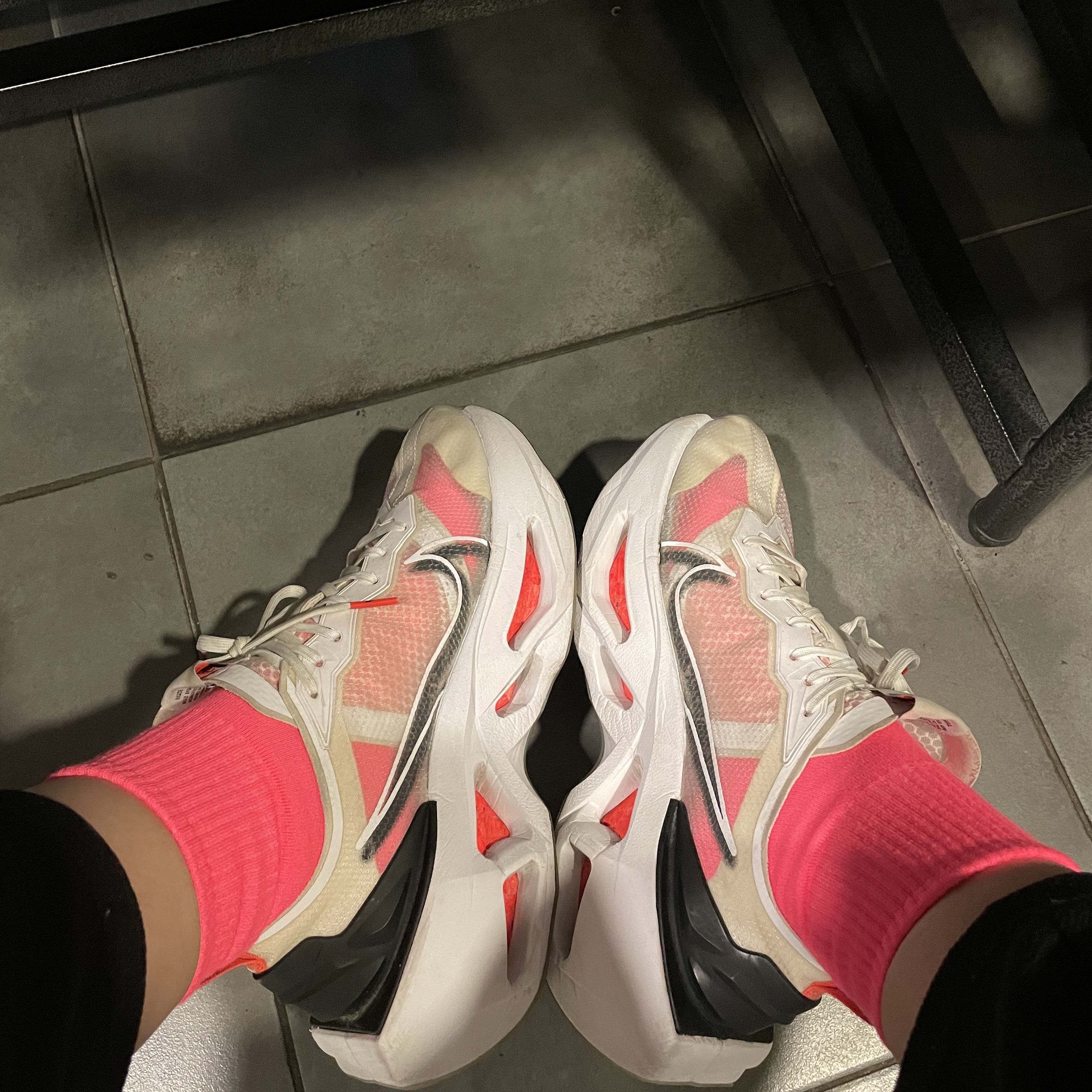 (W) Nike ZoomX Vista Grind White Bright Crimson Black 착용 스타일