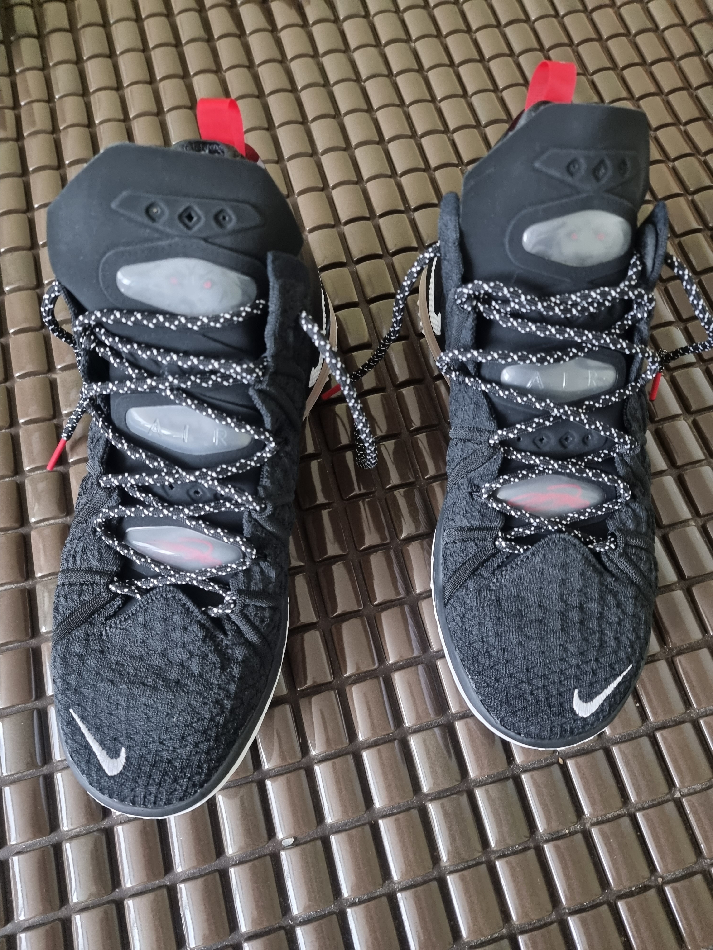 Nike LeBron 18 Black University Red 착용 스타일