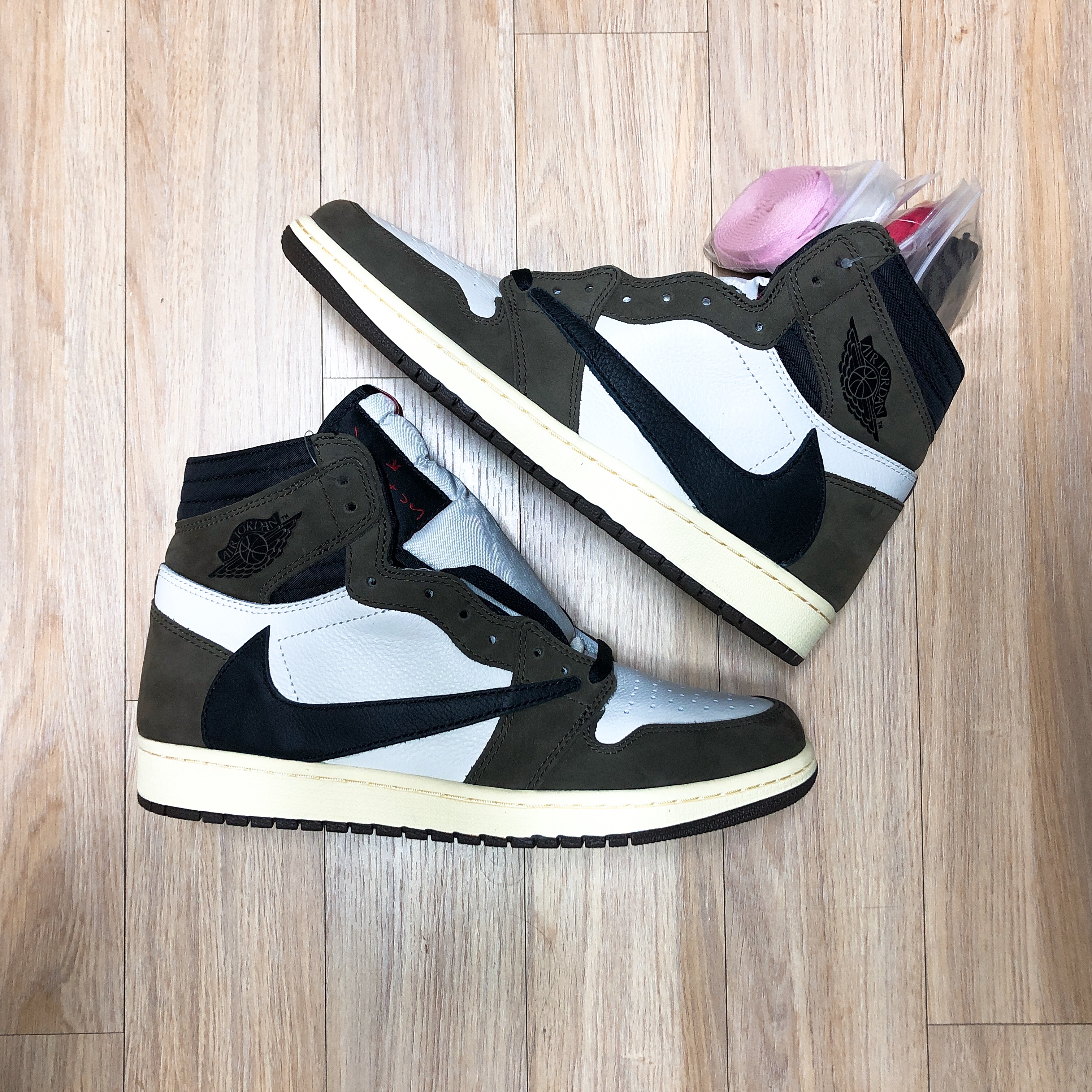 Jordan 1 x Travis Scott Retro High OG SP Mocha 착용 스타일 - 1