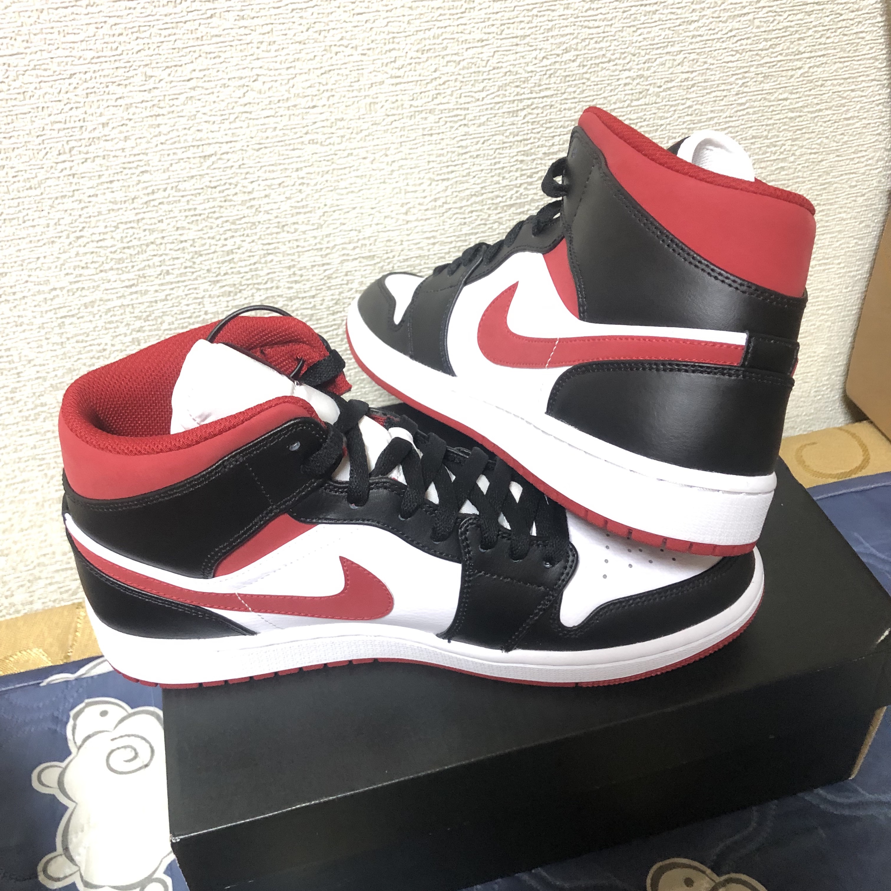Jordan 1 Mid Gym Red Black White ์ฐฉ์ฉ ์คํ์ผ - 2