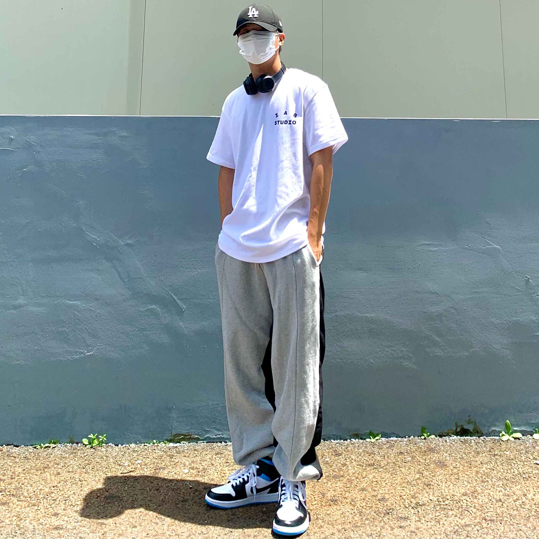 IAB Studio T-Shirt White, (W) Jordan 1 Mid White Black University Blue 착용 스타일