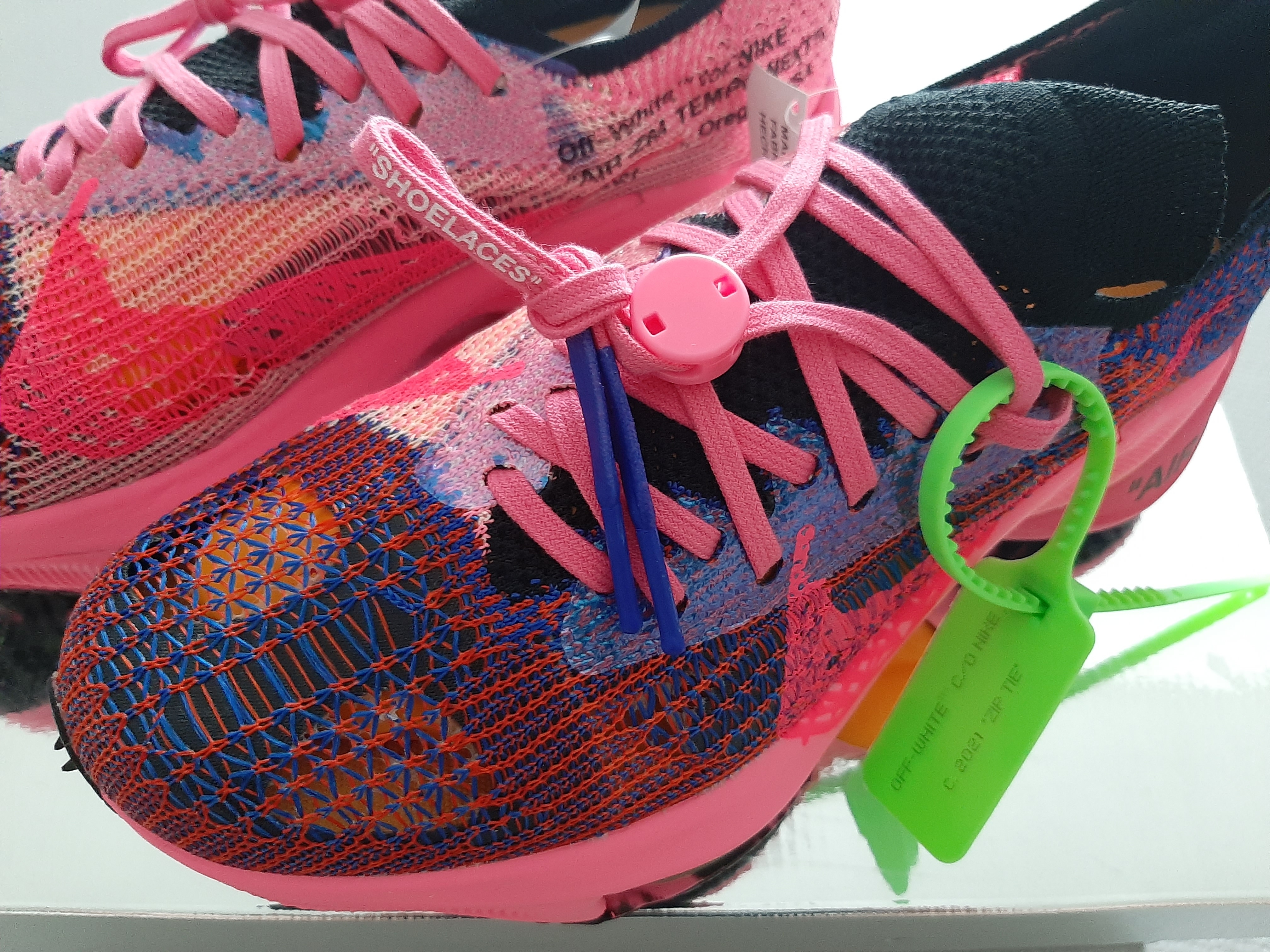 Nike x Off-White Air Zoom Tempo Next% Pink Glow 착용 스타일 - 2