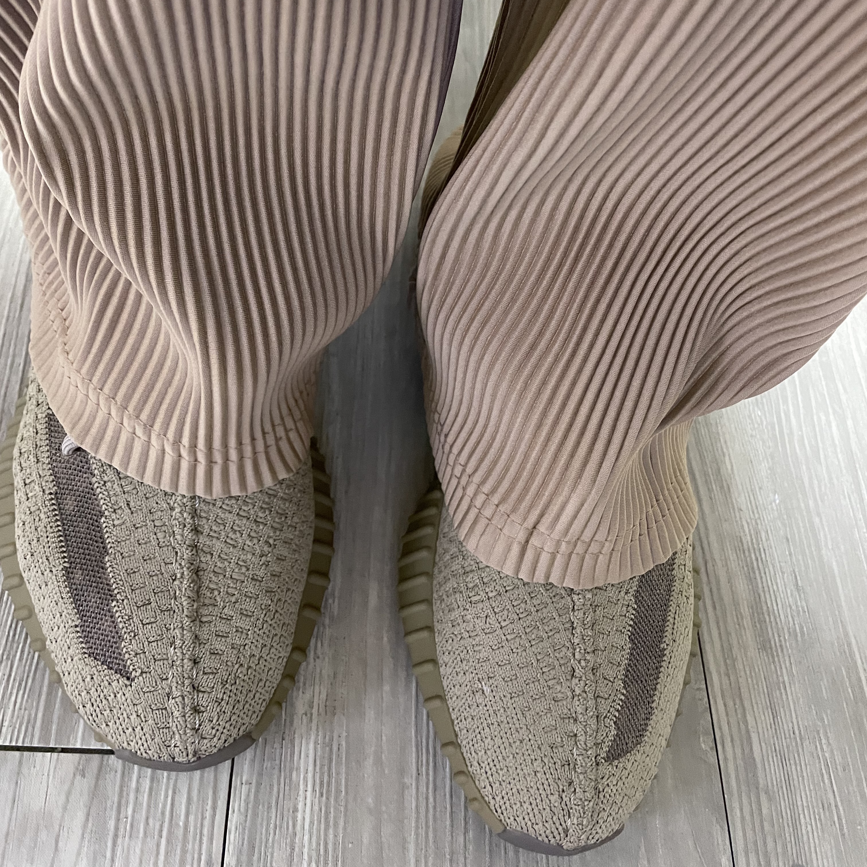Adidas Yeezy Boost 350 V2 Earth 착용 스타일 - 4
