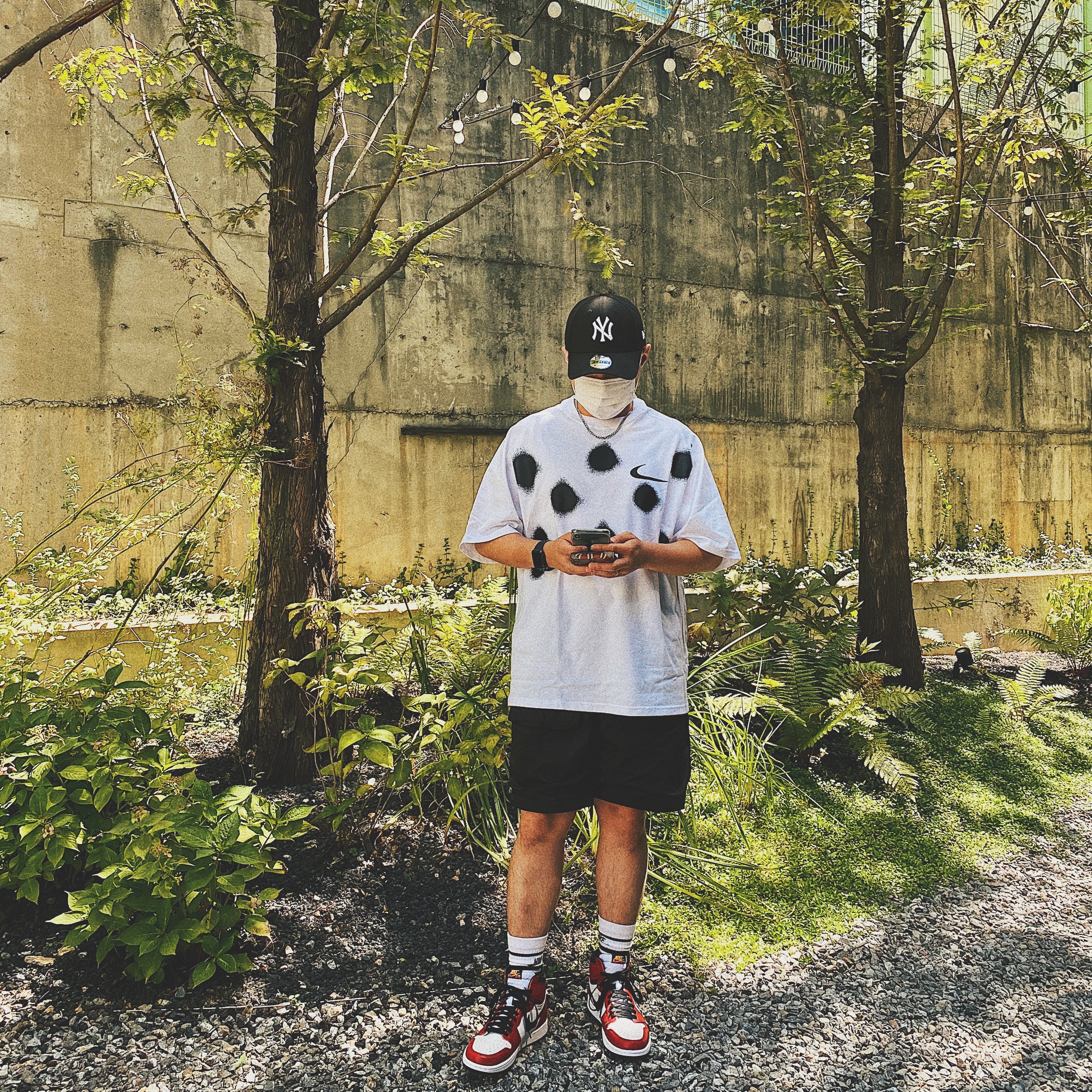 Nike x Off-White NRG Short Sleeve T-Shirt White, Jordan 1 Retro High OG Light Fusion Red 착용 스타일