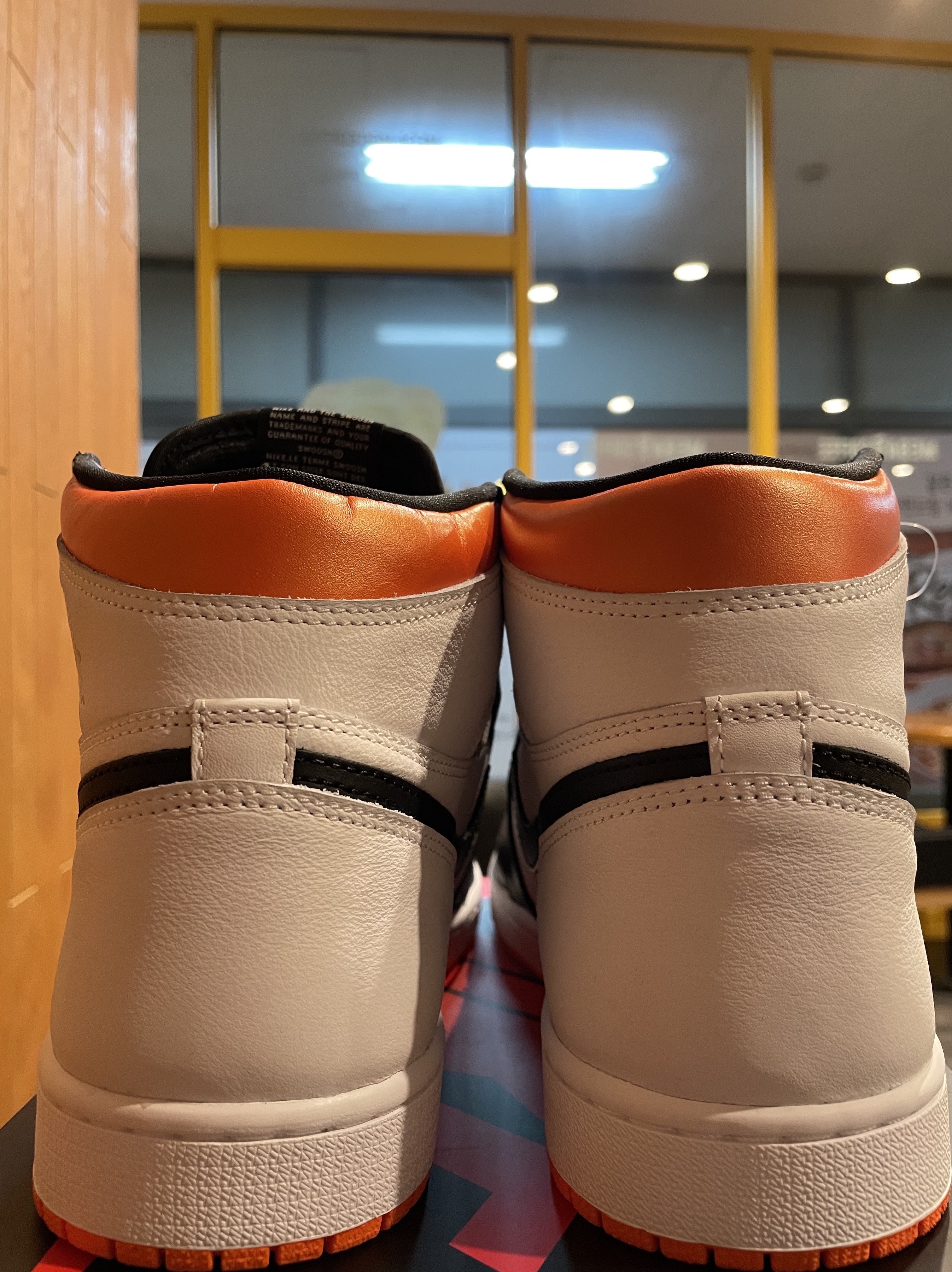 Jordan 1 Retro High OG Electro Orange 착용 스타일 - 3