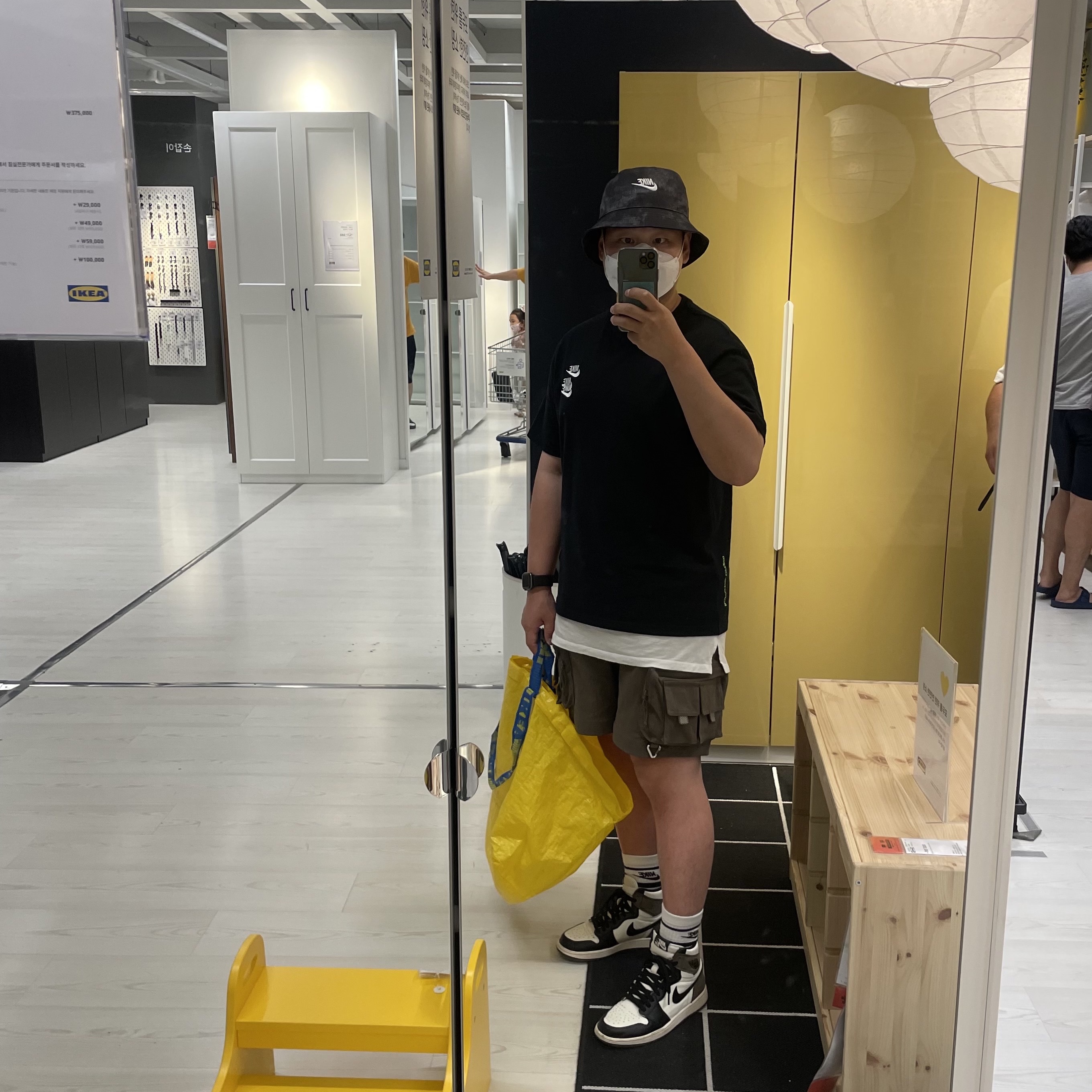 Jordan 1 Retro High OG Black Mocha, Nike ACG Cargo Shorts Ironstone - Asia 착용 스타일