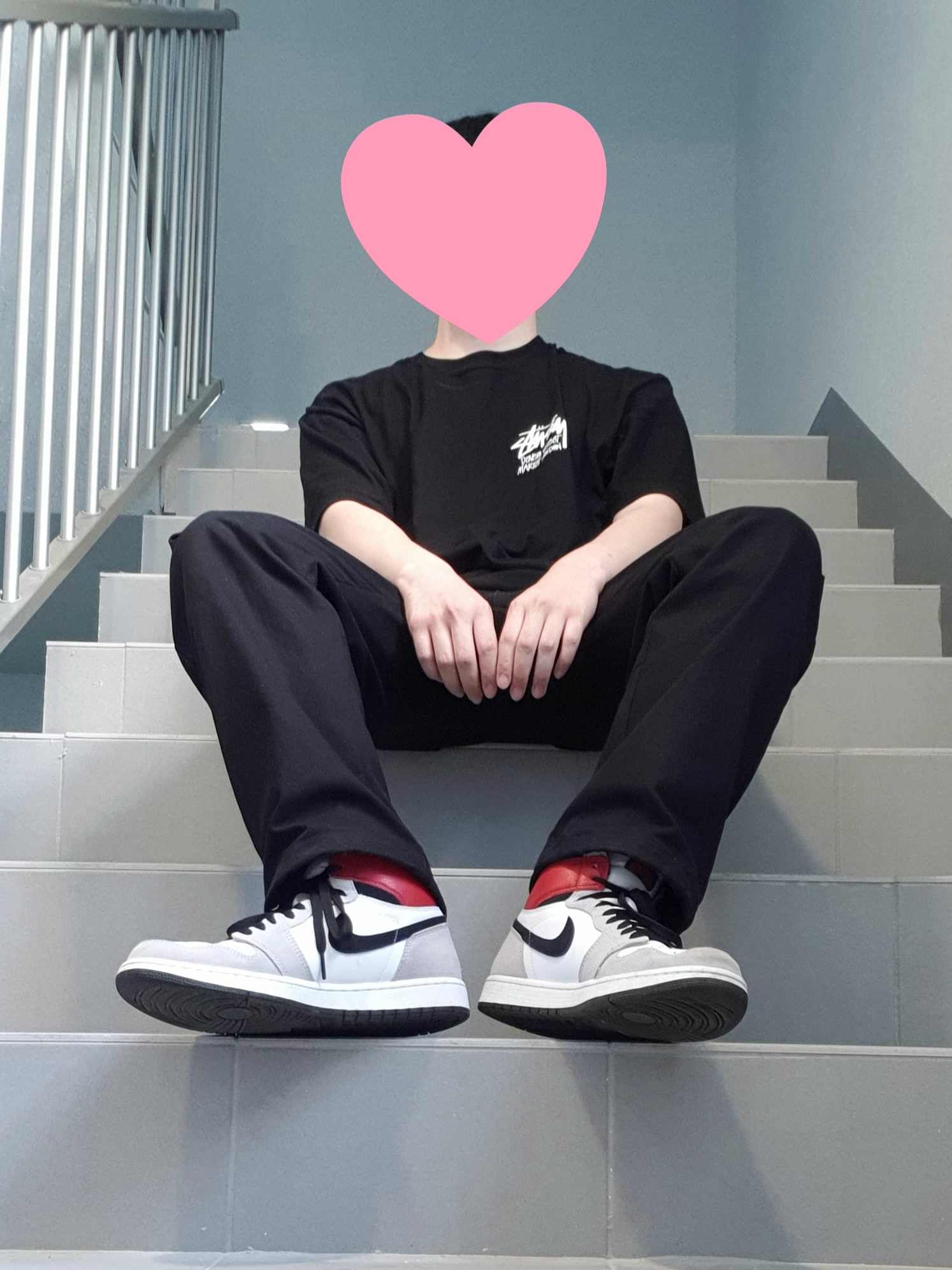 Jordan 1 Retro High OG Light Smoke Grey, Stussy Stock DSM London T-Shirt Black 착용 스타일