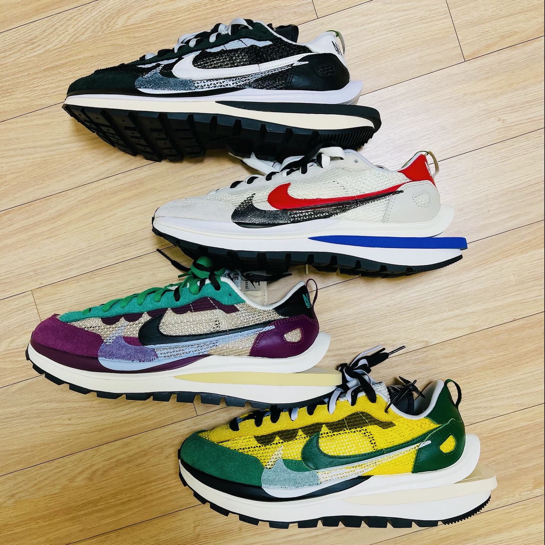 Nike x Sacai VaporWaffle Tour Yellow & Gorge Green Sail, Nike x Sacai VaporWaffle String & Black Villain Red 착용 스타일 - 1
