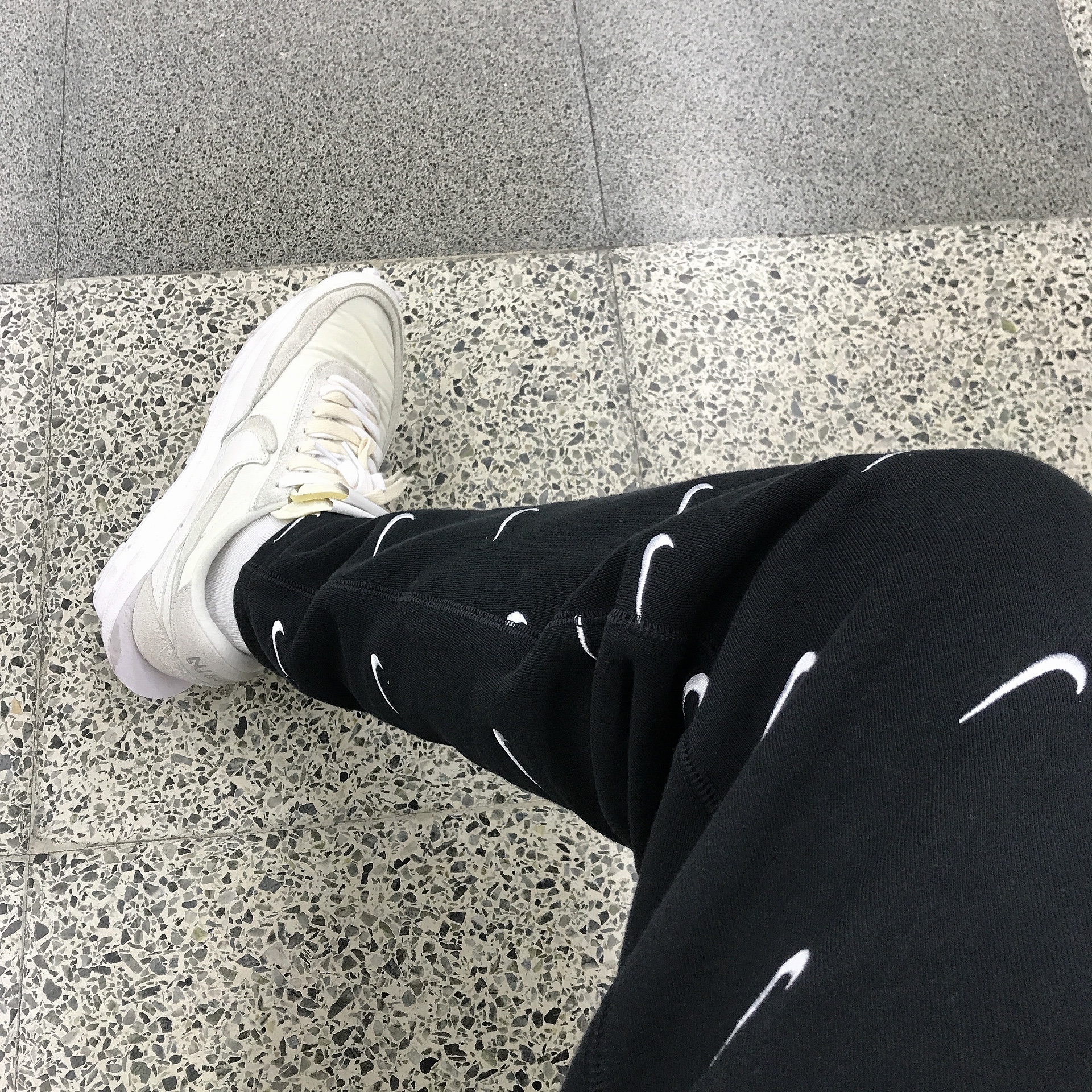 Nike x Sacai LDWaffle White Nylon, Nike NRG Swoosh Logo Pants Black 착용 스타일