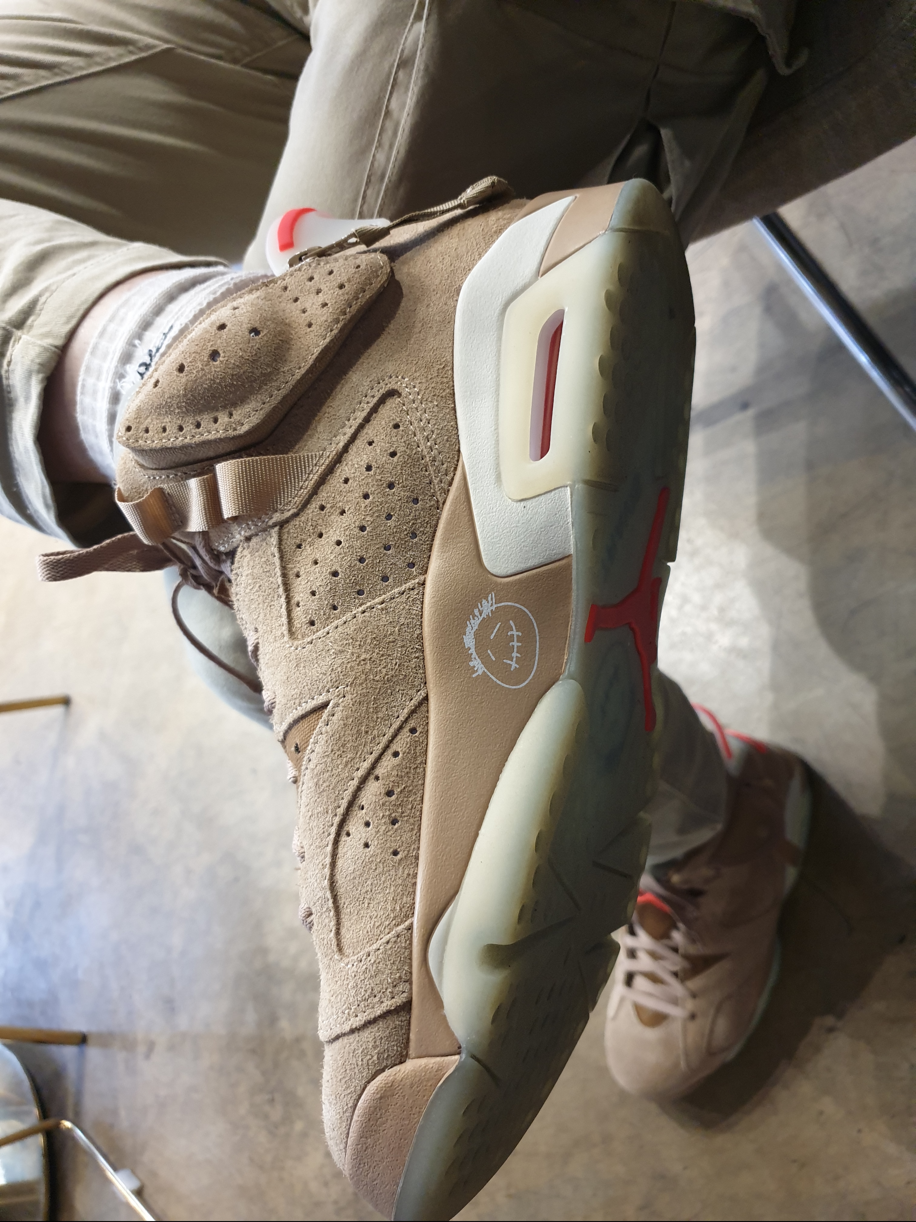 Jordan 6 x Travis Scott Retro SP British Khaki 착용 스타일