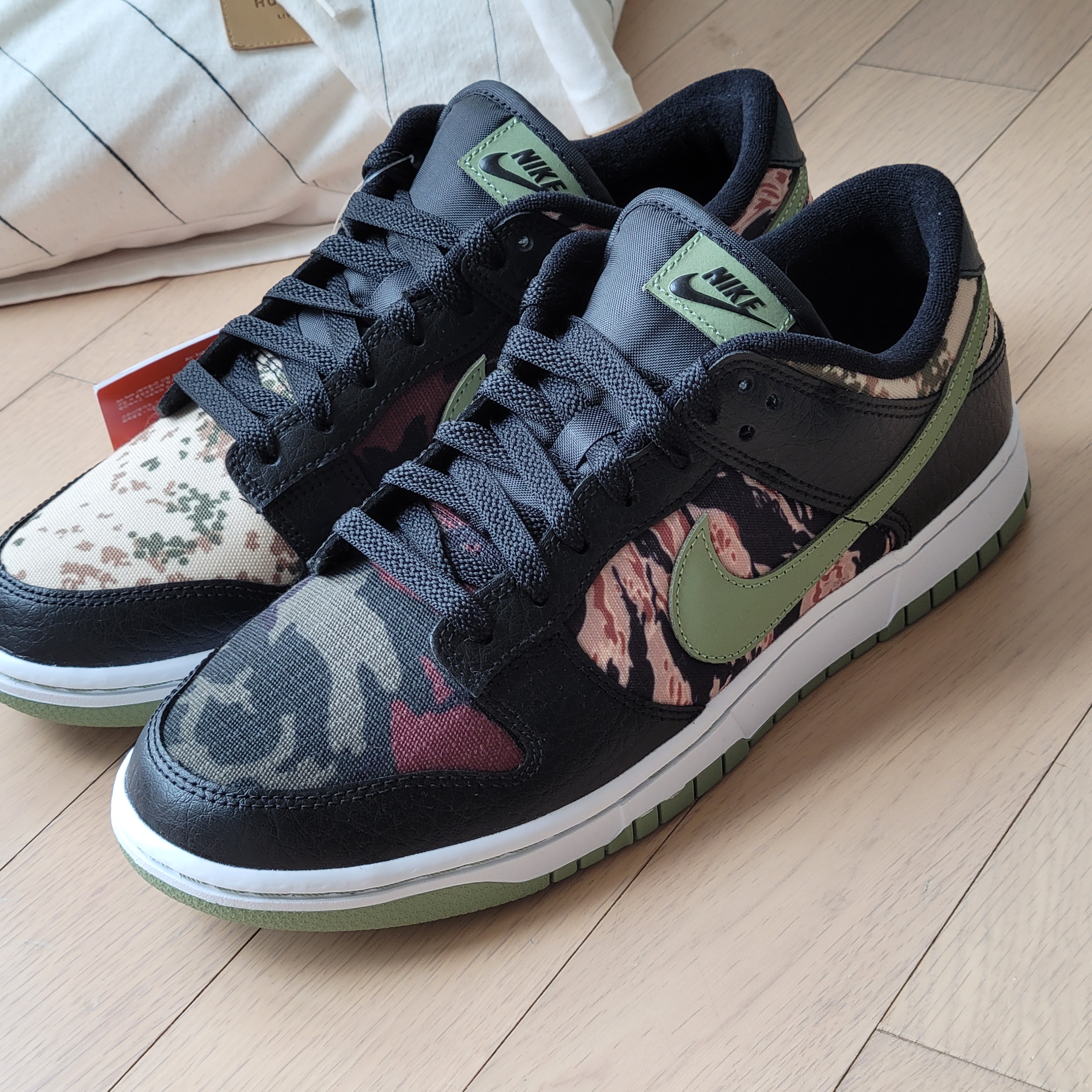 Nike Dunk Low SE Black Multi Camo 착용 스타일 - 5