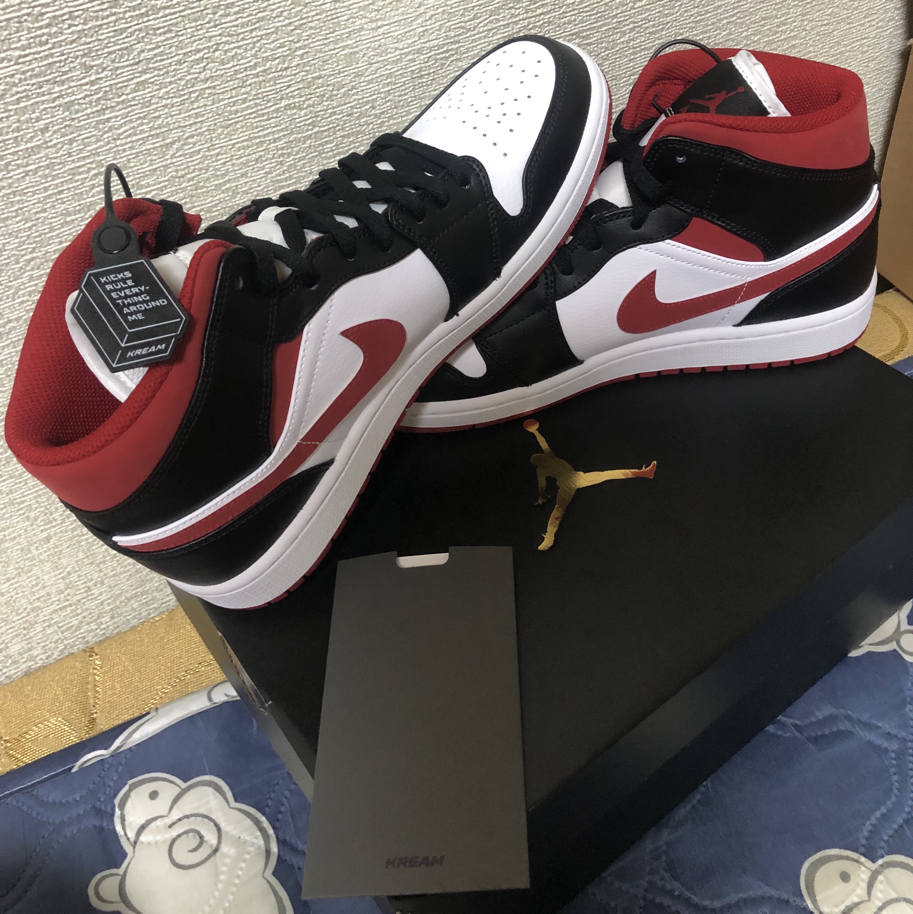 Jordan 1 Mid Gym Red Black White ์ฐฉ์ฉ ์คํ์ผ - 3