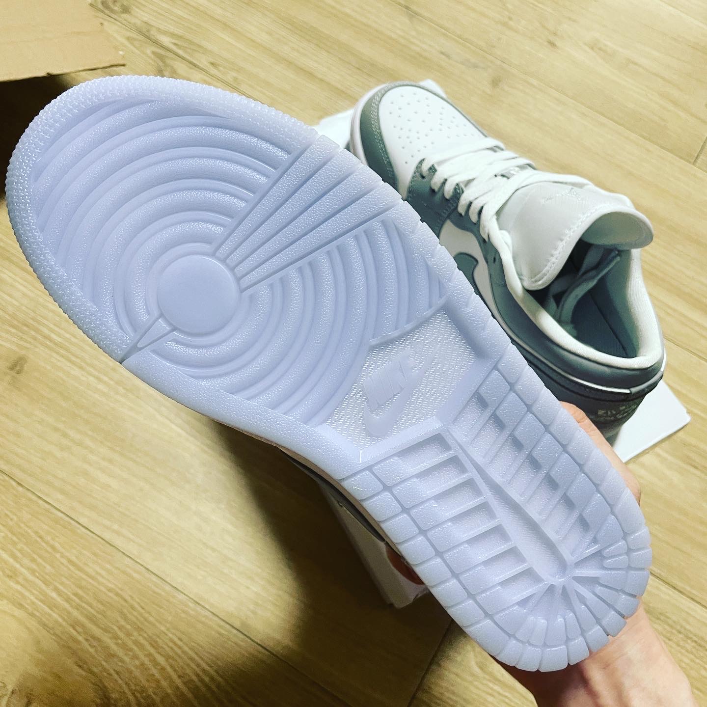 (W) Jordan 1 Low White Wolf Grey 착용 스타일 - 4