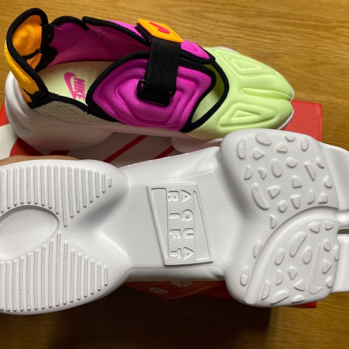 (W) Nike Aqua Rift Volt Fuchsia 착용 스타일 - 4