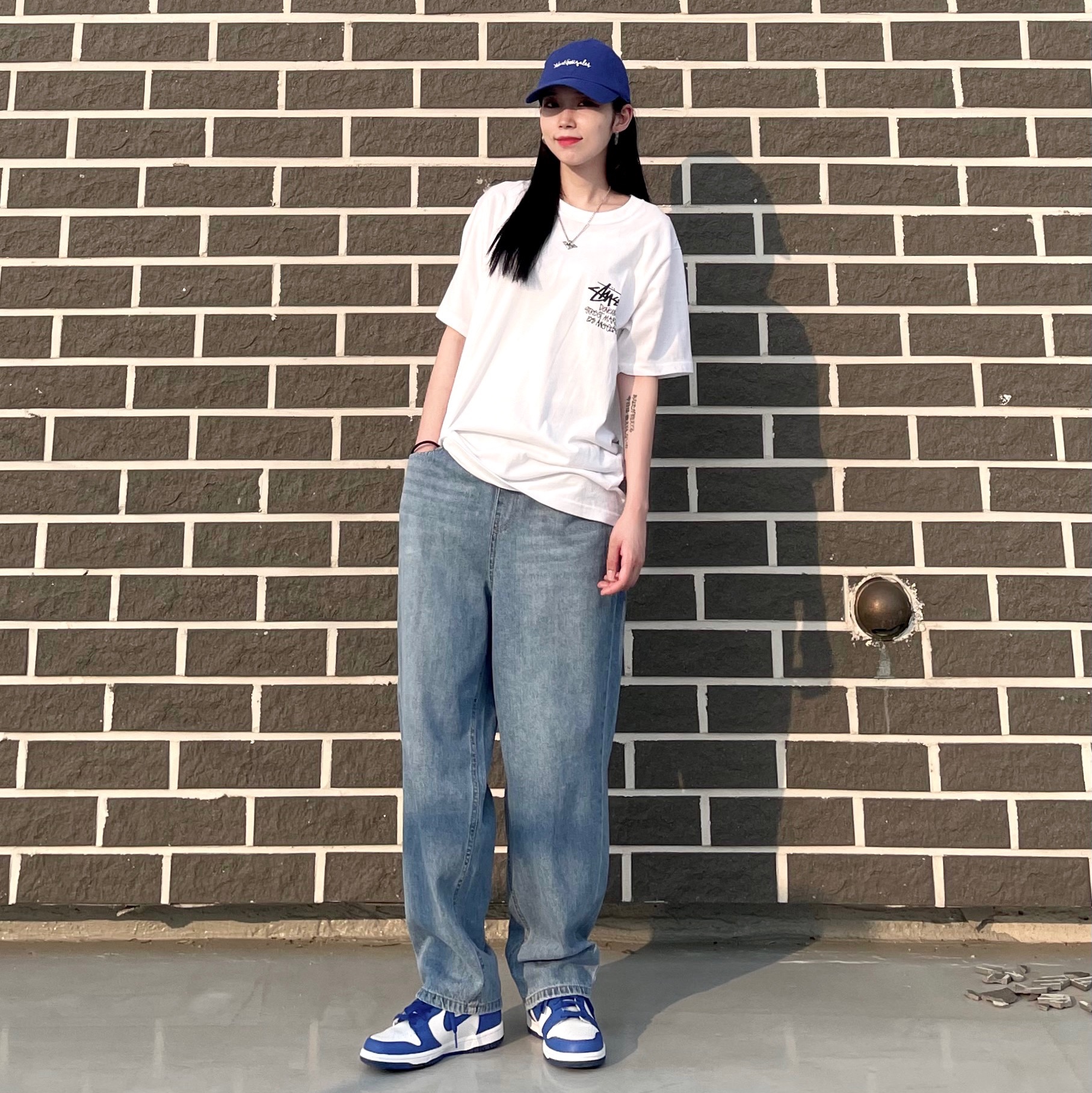 Stussy Stock DSM Los Angeles T-Shirt White 착용 스타일 - 2
