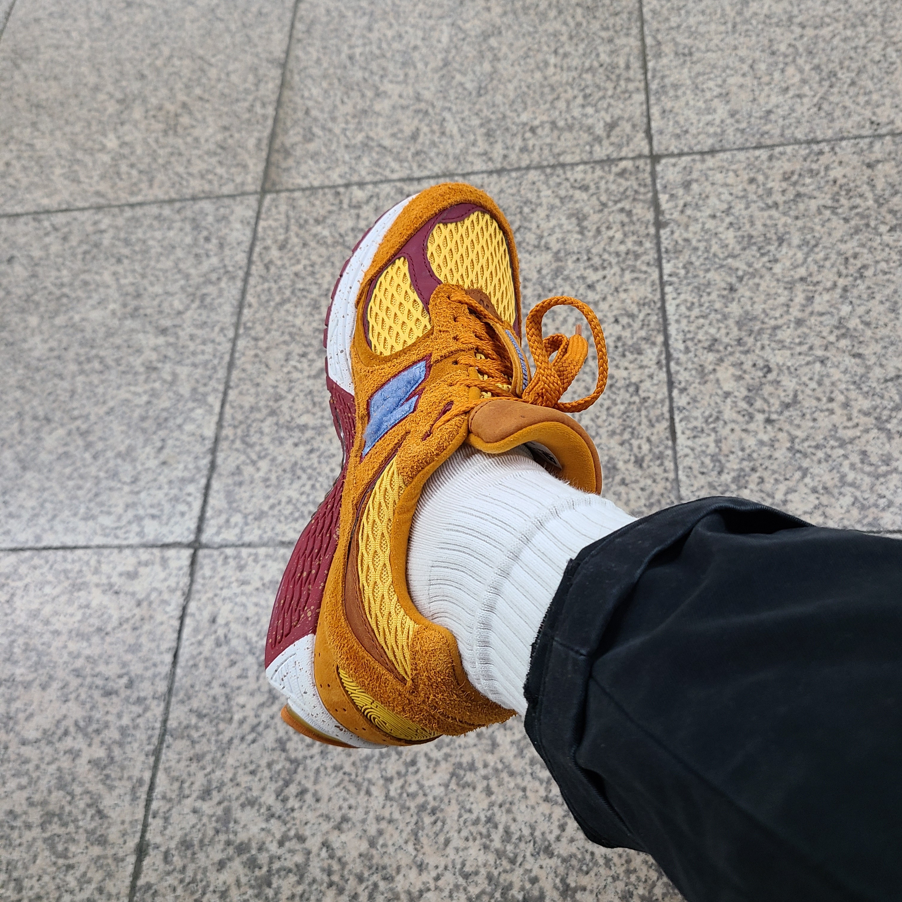 New Balance x Salehe Bembury 2002R Peace Be the Journey, New Balance 990v4 Made in USA Jupiter Orange - D Standard 착용 스타일 - 2