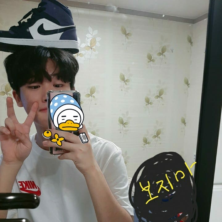 Jordan 1 Mid Obsidian Sanded Purple 착용 스타일 - 1