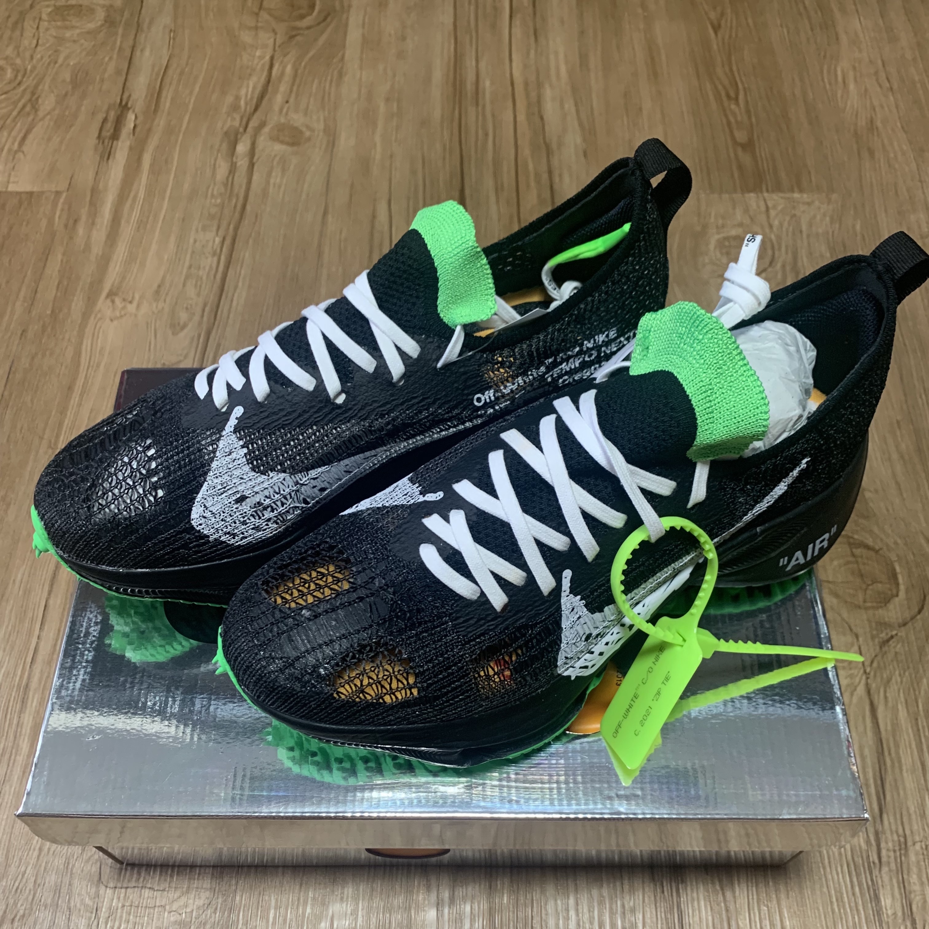 Nike x Off-White Air Zoom Tempo Next% Black 착용 스타일 - 2