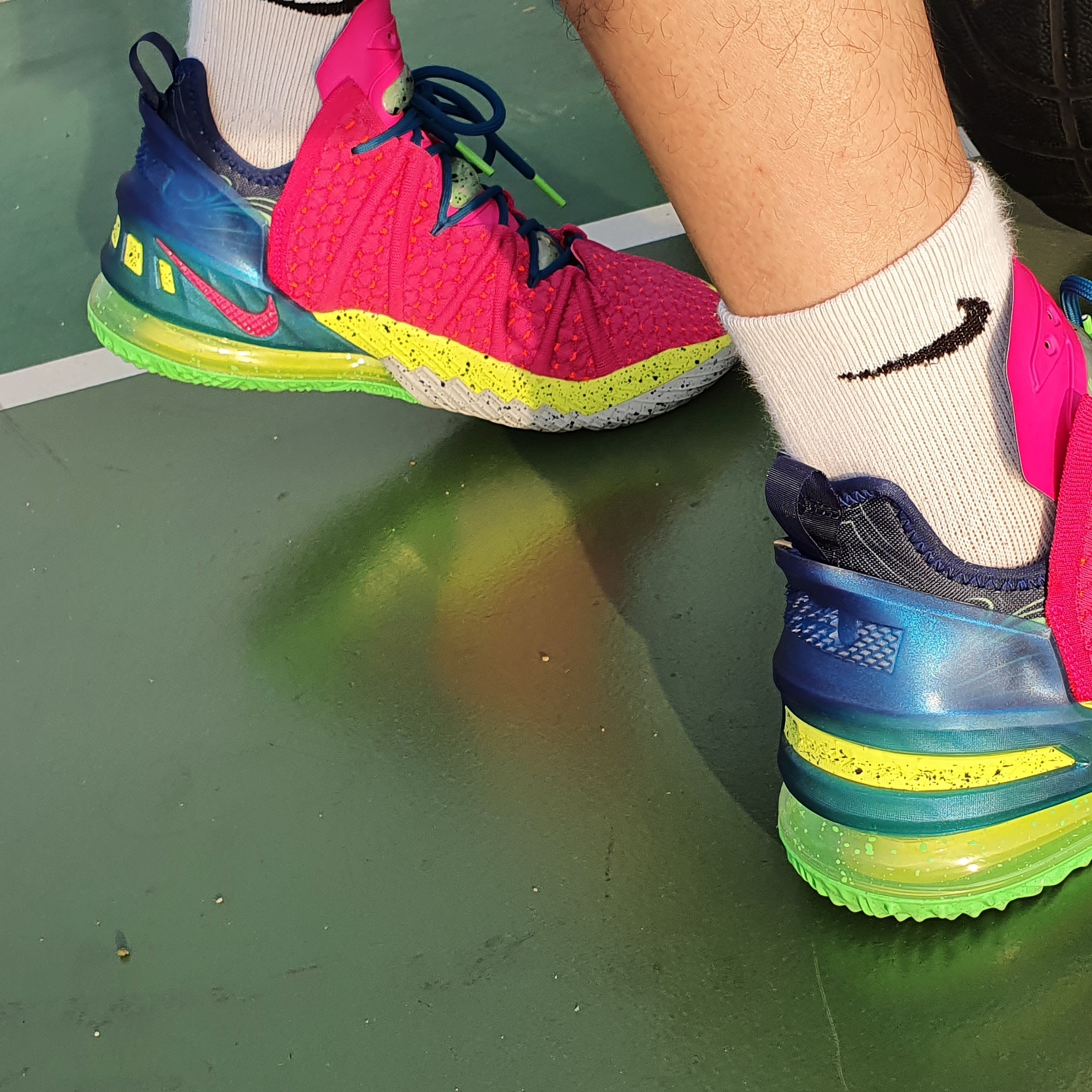 Nike LeBron 18 Los Angeles By Night 착용 스타일 - 4