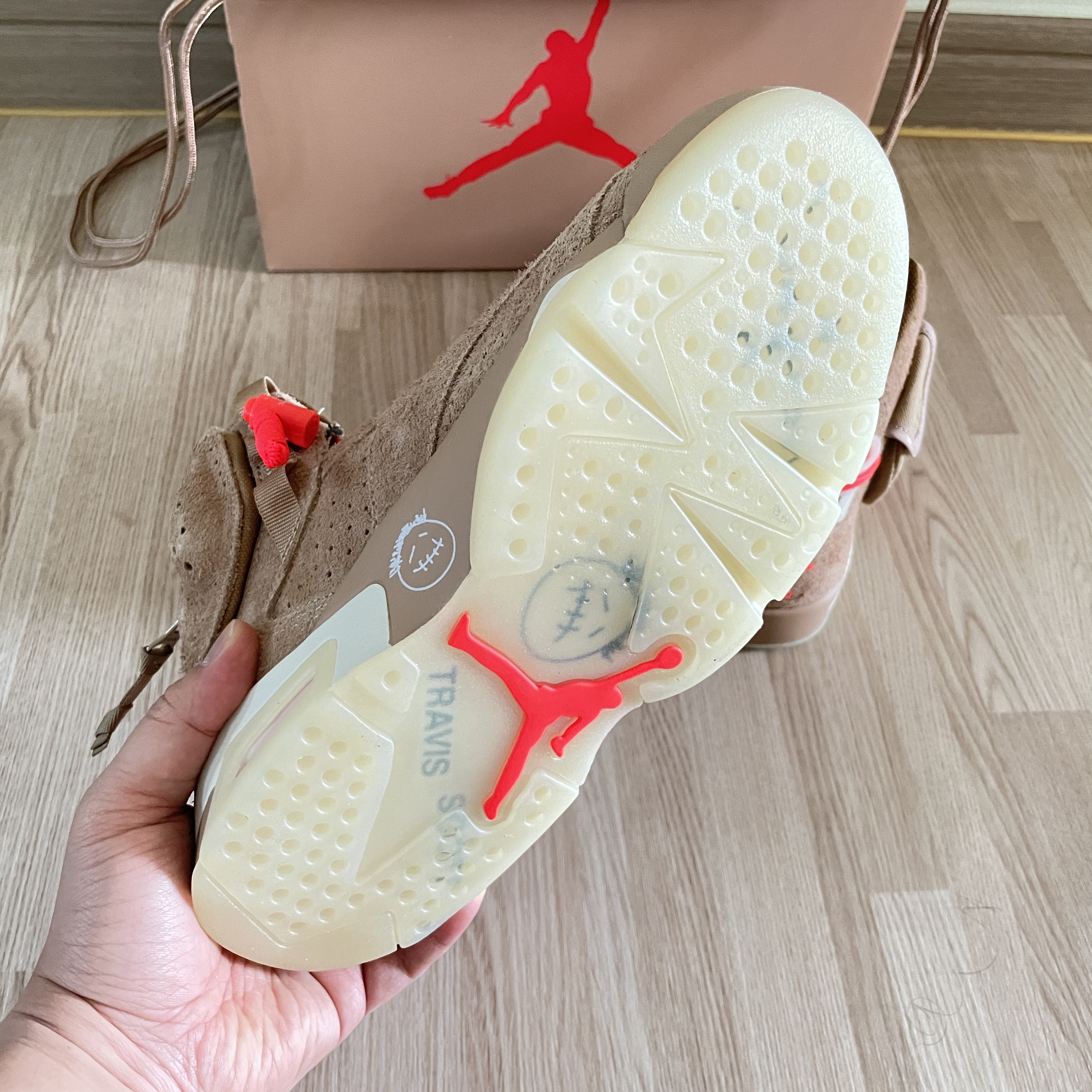 Jordan 6 x Travis Scott Retro SP British Khaki 착용 스타일 - 4