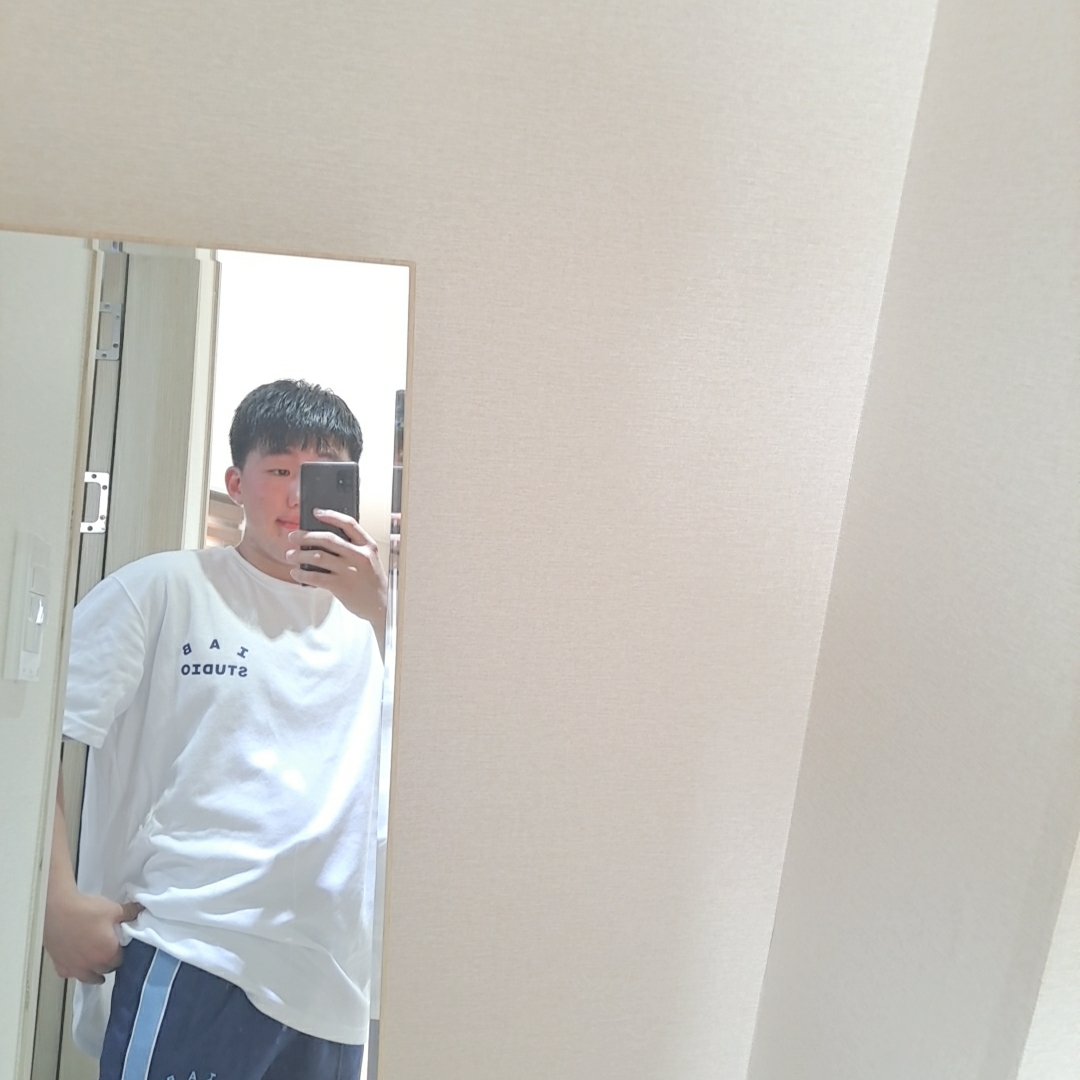 IAB Studio T-Shirt White, IAB Studio Track Pants Navy - 21SS 착용 스타일