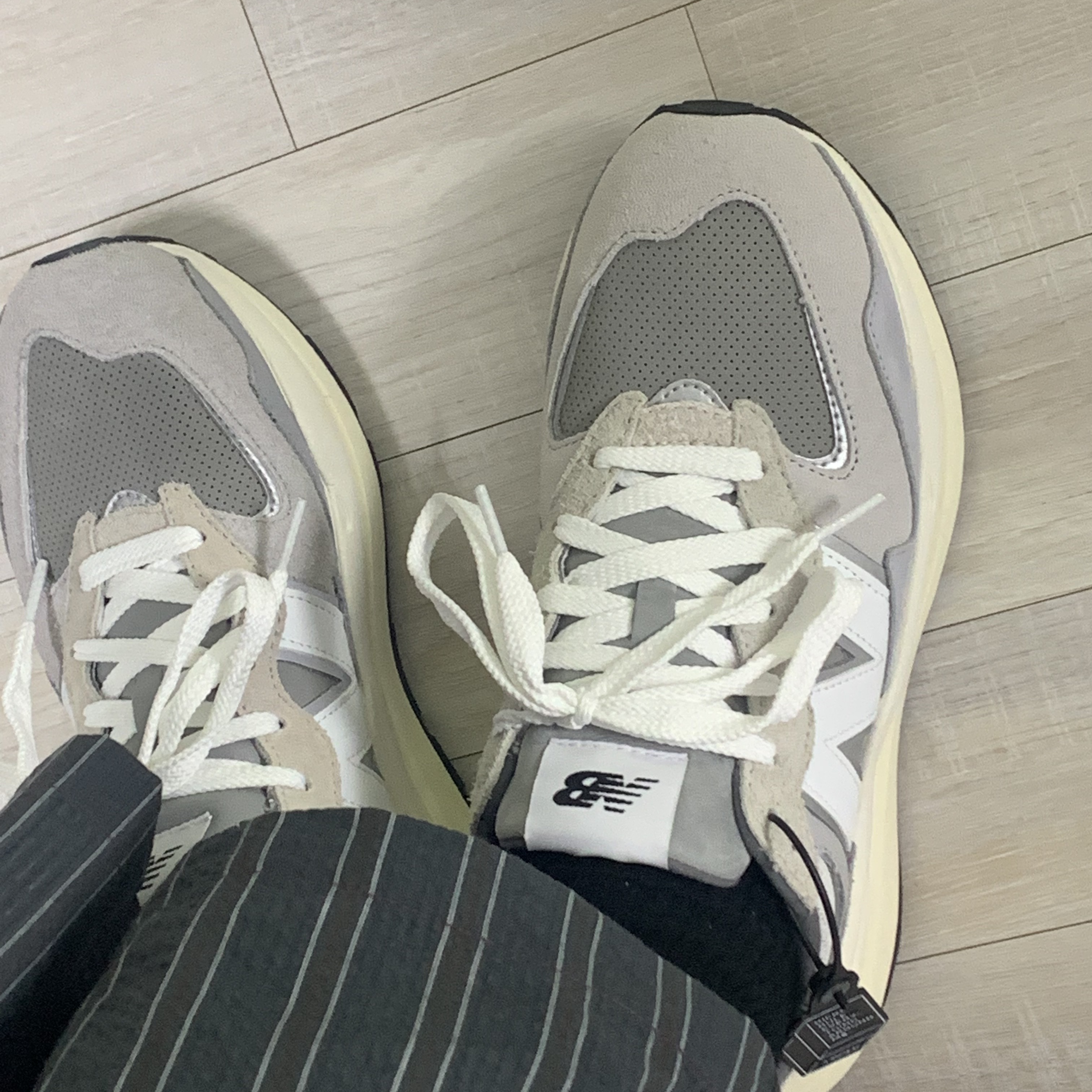 New Balance 5740 Grey 착용 스타일