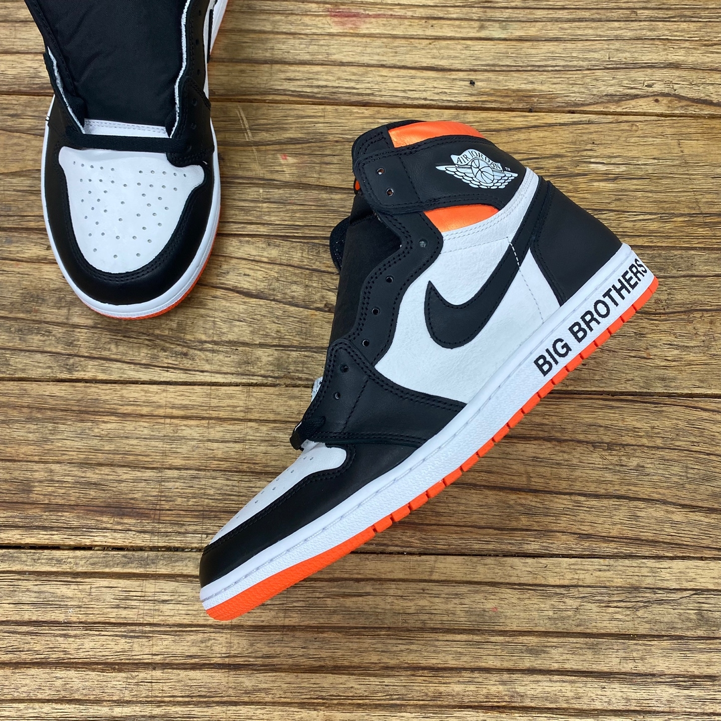 Jordan 1 Retro High OG Electro Orange 착용 스타일 - 2