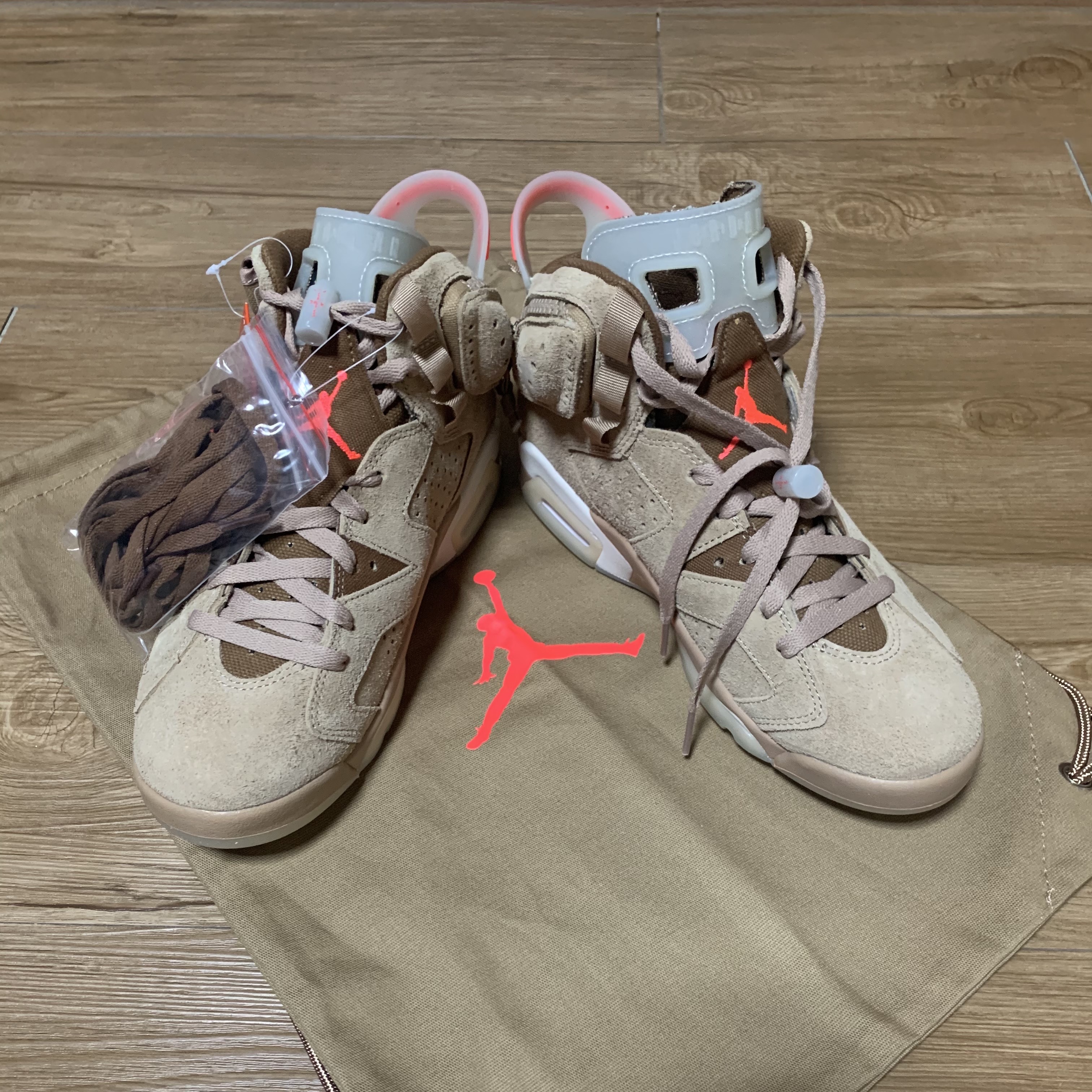 Jordan 6 x Travis Scott Retro SP British Khaki 착용 스타일 - 3