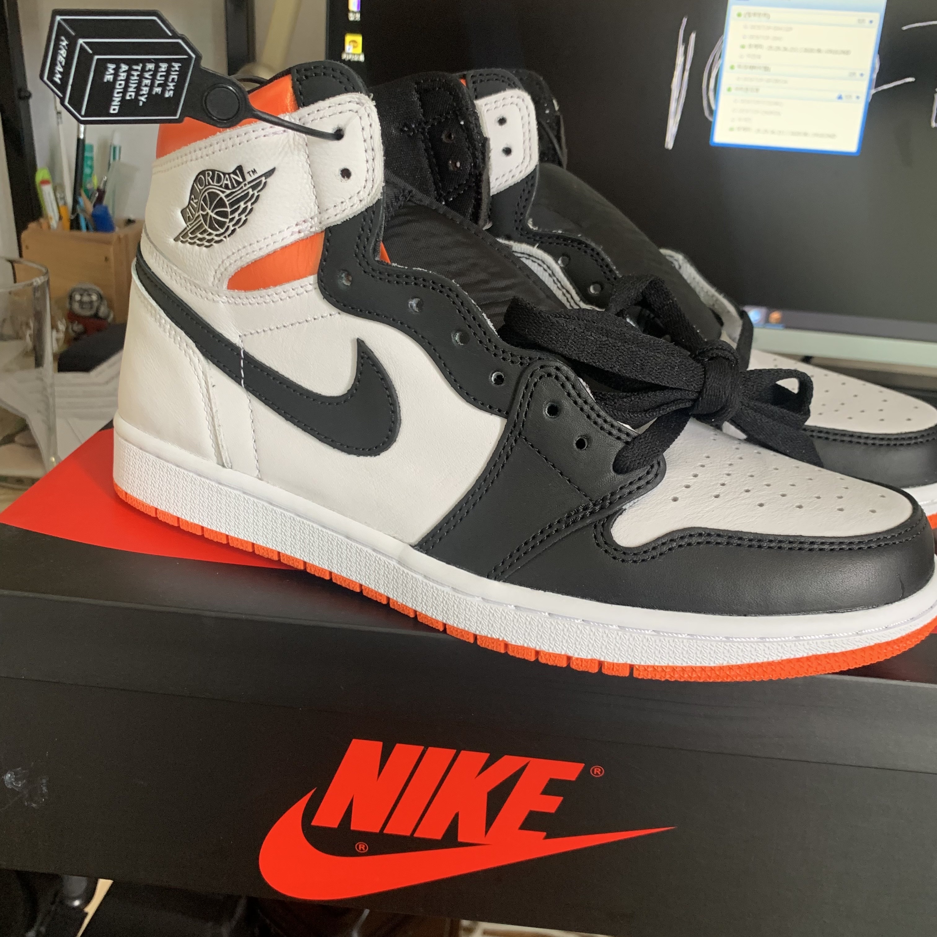 Jordan 1 Retro High OG Electro Orange 착용 스타일