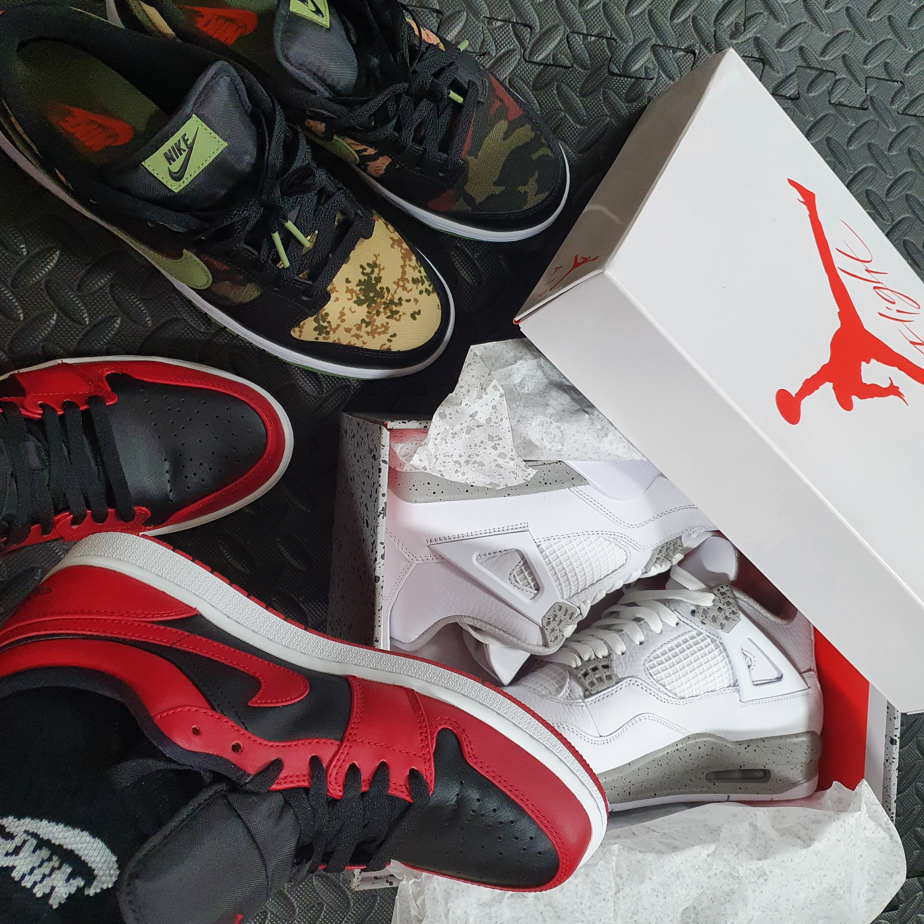 Jordan 4 Retro Tech White, Jordan 1 Low Varsity Red 착용 스타일