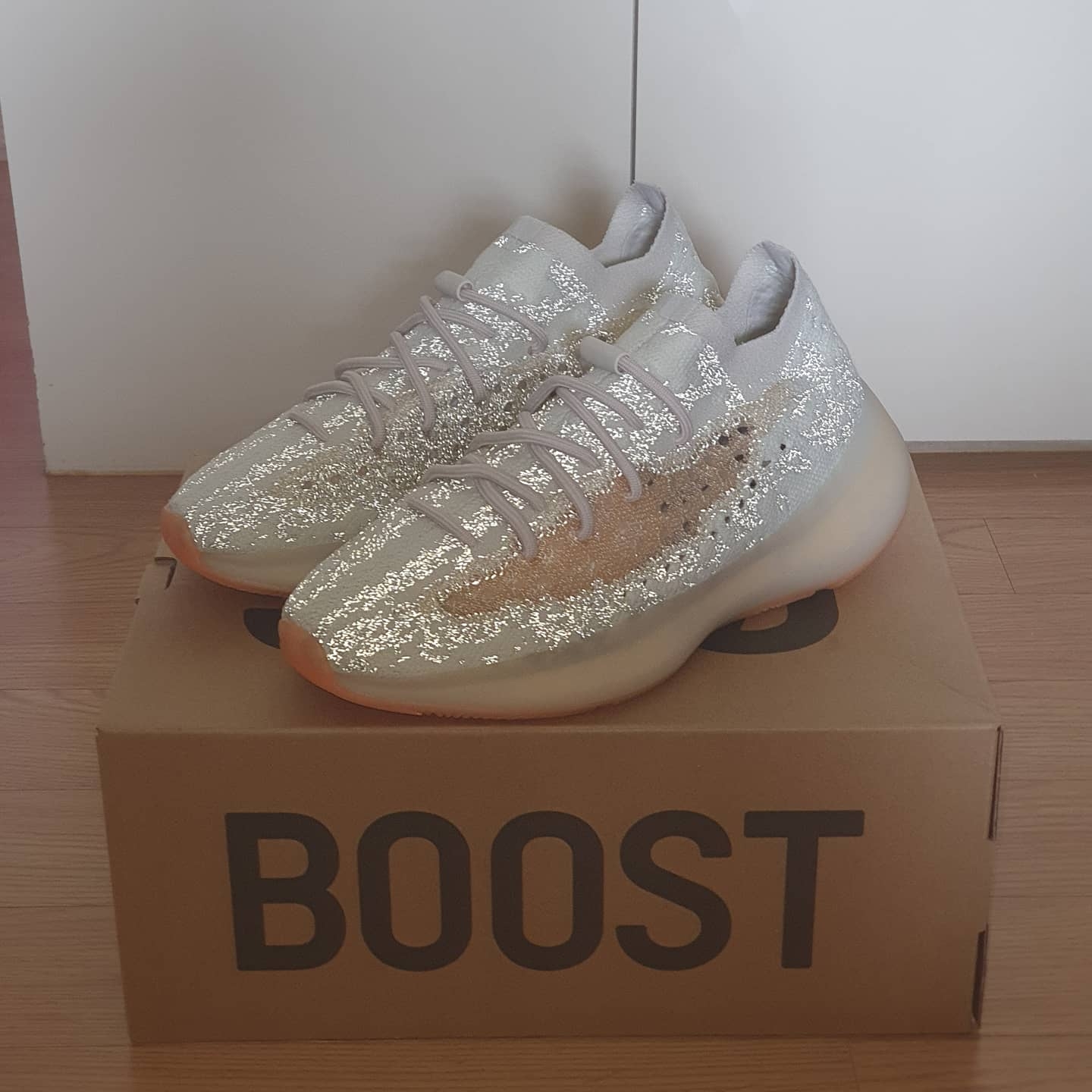 Adidas Yeezy Boost 380 Yecoraite - Reflective 착용 스타일 - 4