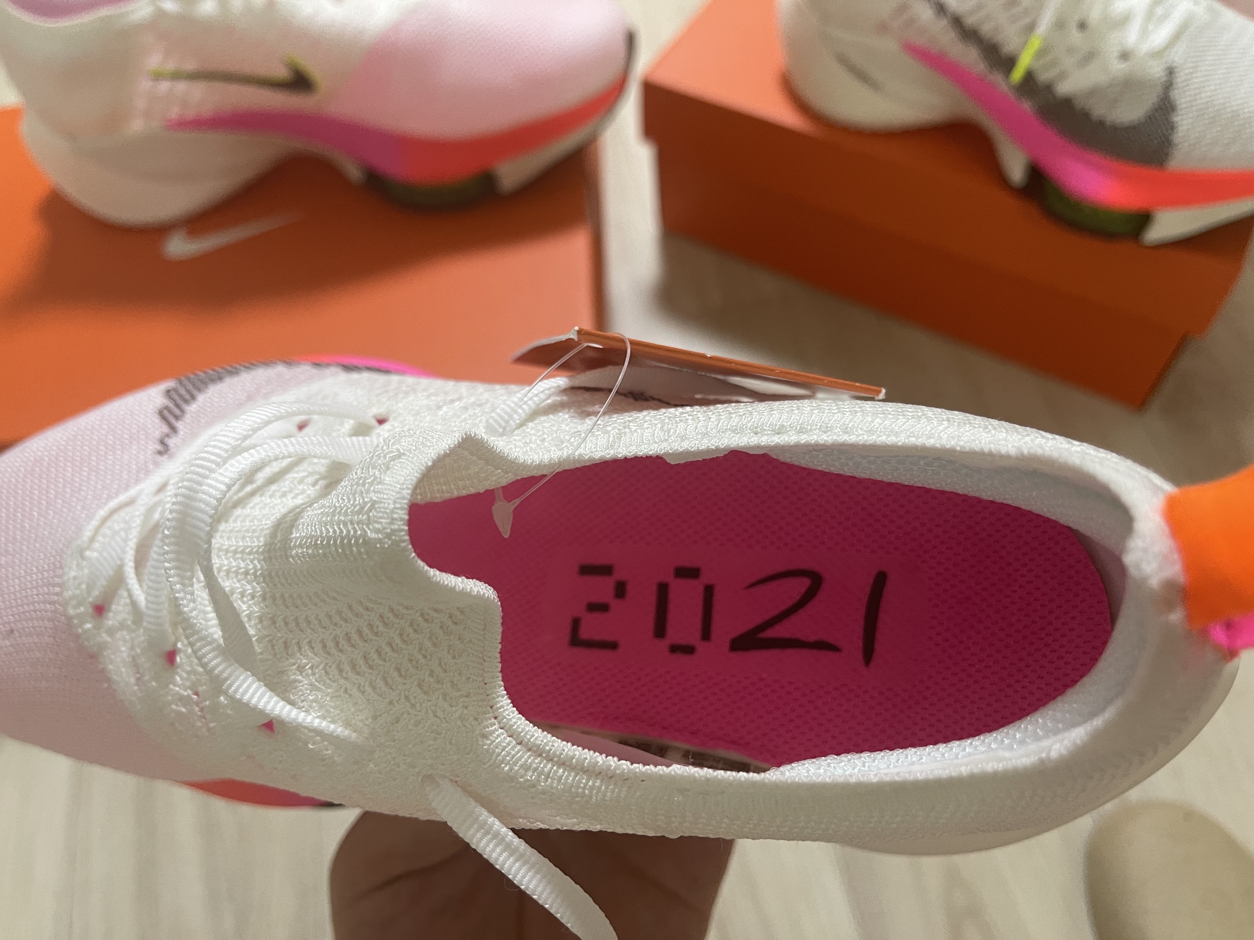 Nike Air Zoom Tempo Next% Flyknit White Hyper Violet 착용 스타일 - 4