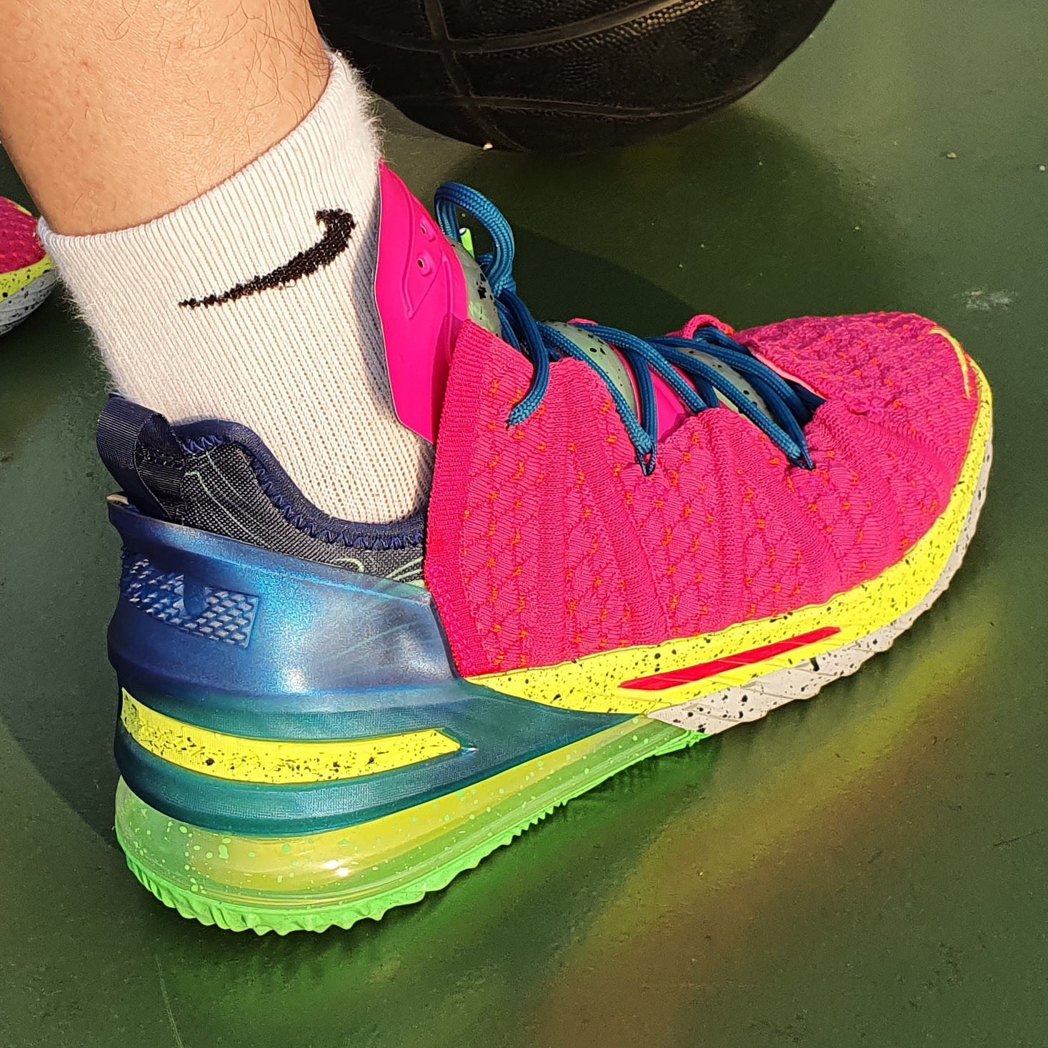 Nike LeBron 18 Los Angeles By Night 착용 스타일 - 3