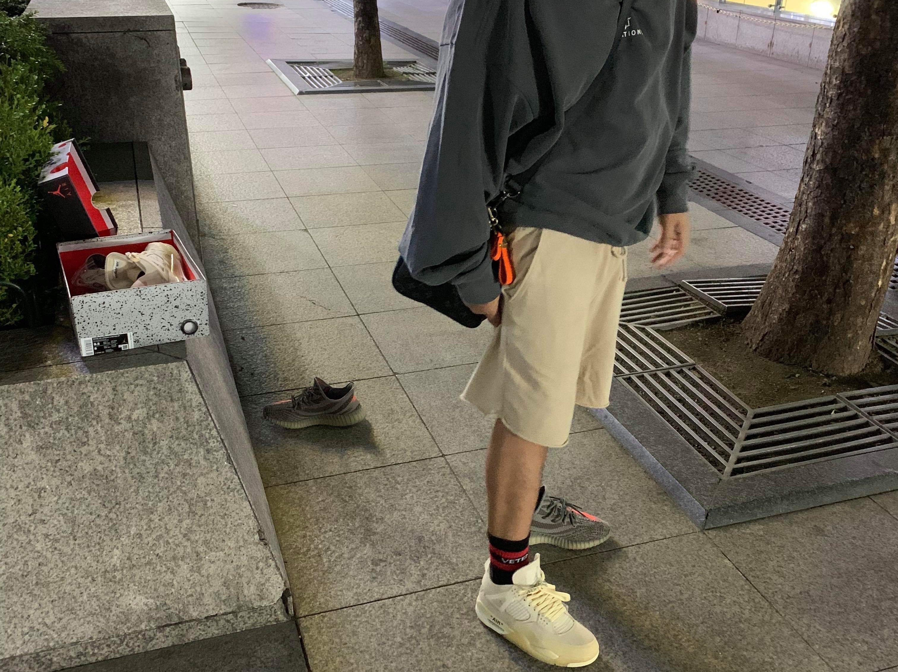 Adidas Yeezy Boost 350 V2 Beluga, (W) Jordan 4 x Off-White Retro SP Sail 착용 스타일
