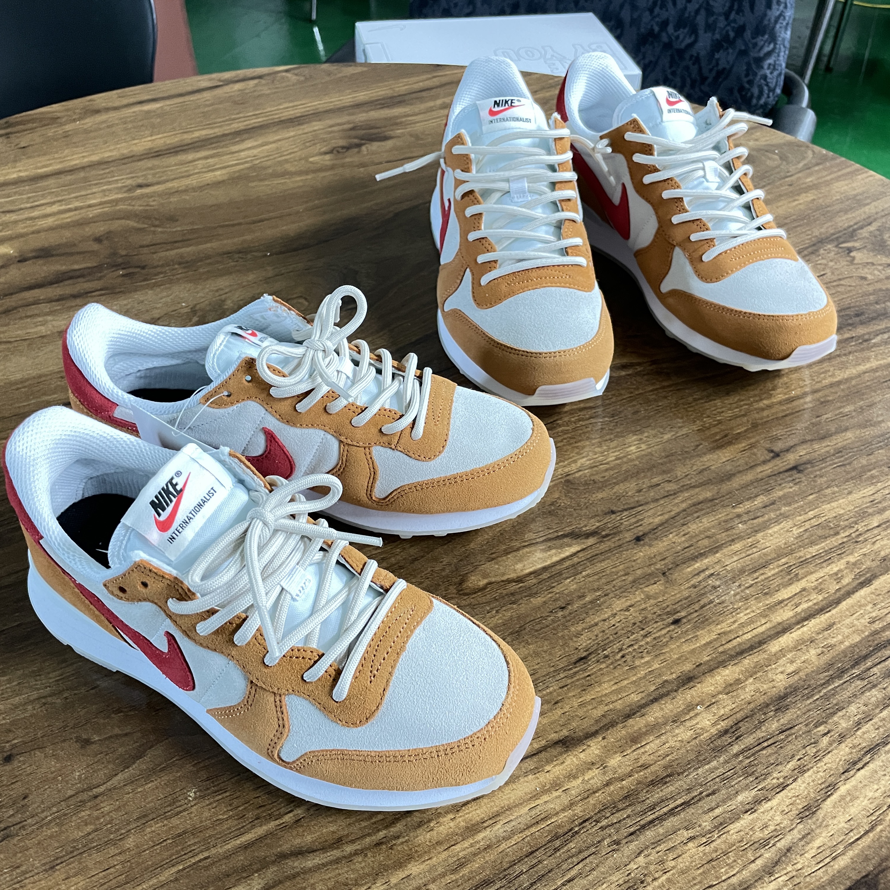 Nike Internationalist Hay Dark Grey 착용 스타일 - 2