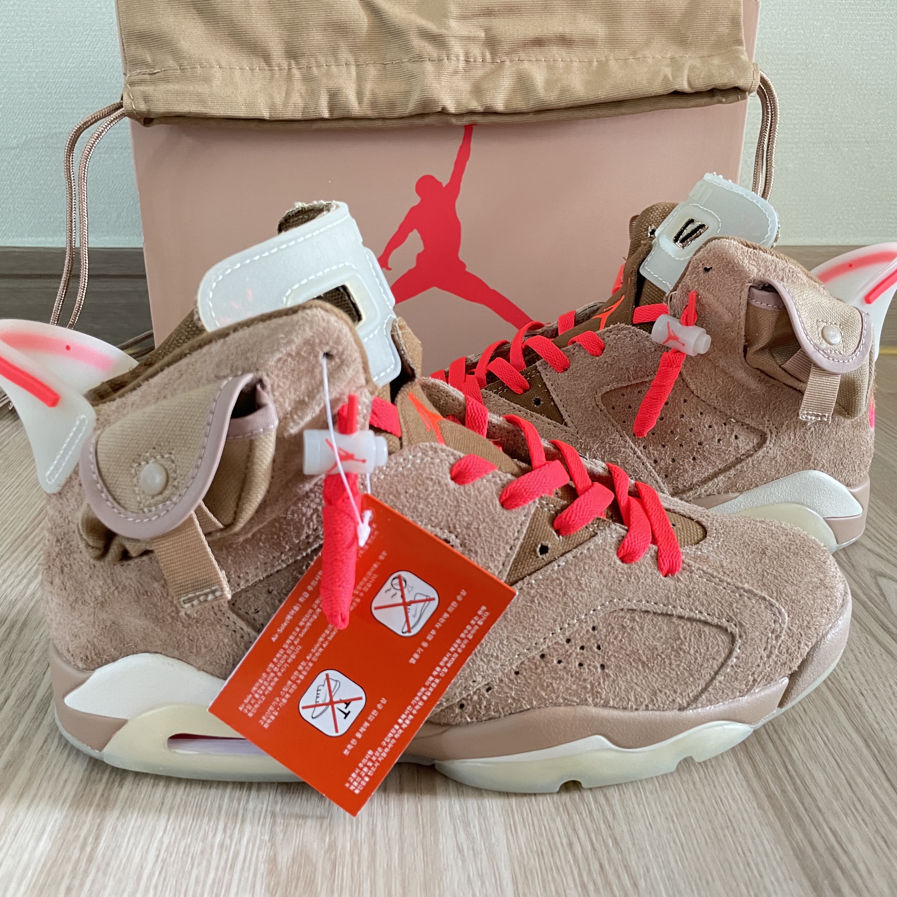 Jordan 6 x Travis Scott Retro SP British Khaki 착용 스타일 - 1